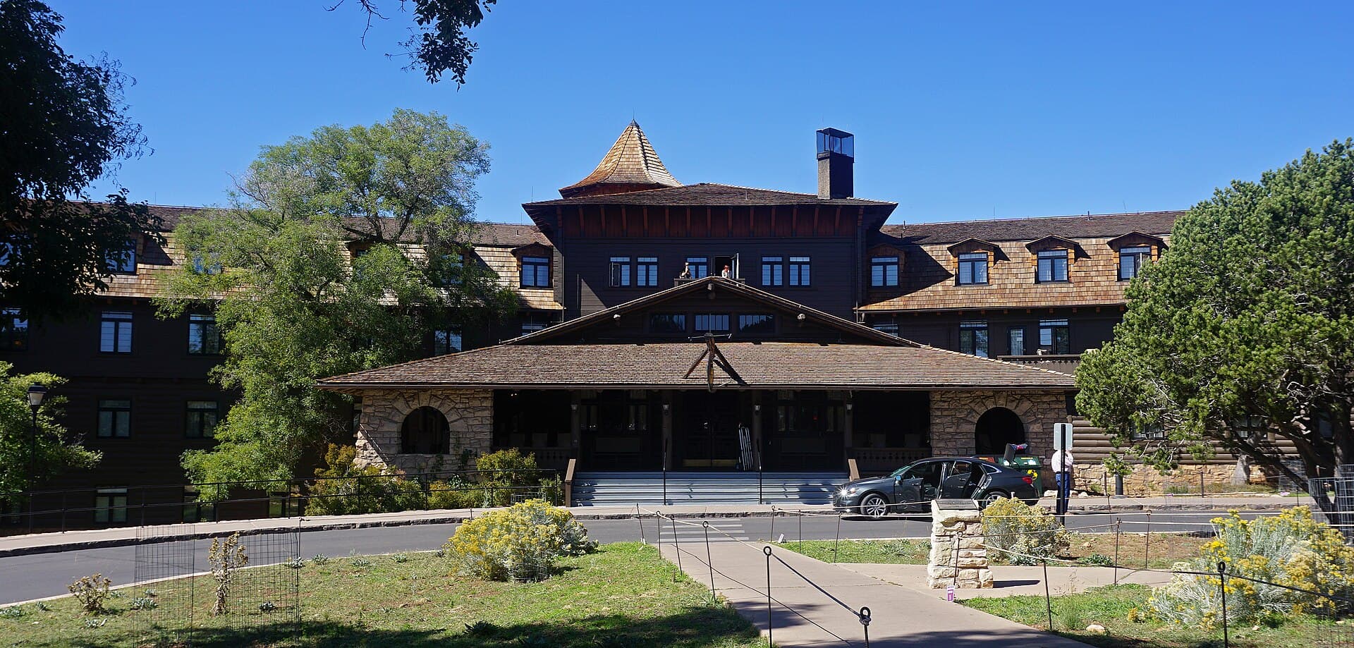 El Tovar Hotel (via Wikimedia Commons, CC BY-SA 4.0)