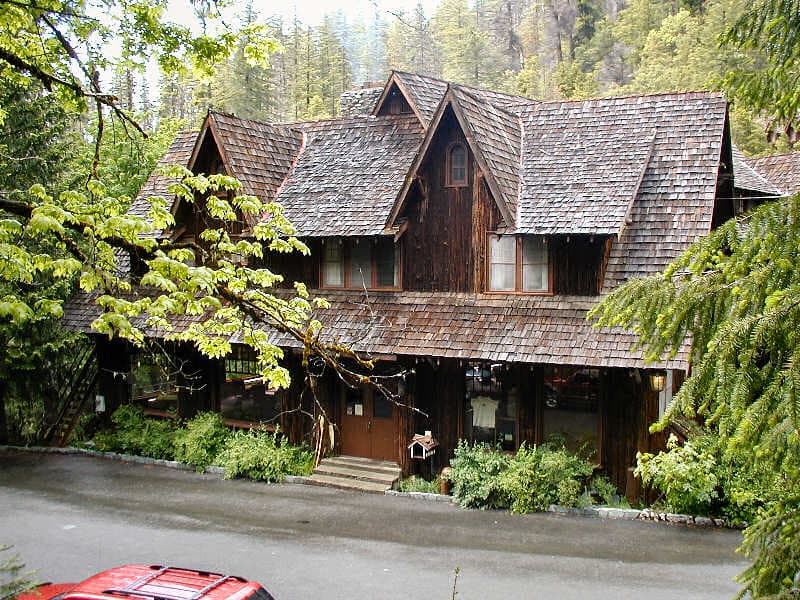 Oregon Caves Chateau (via Wikimedia Commons, CC BY 2.5)