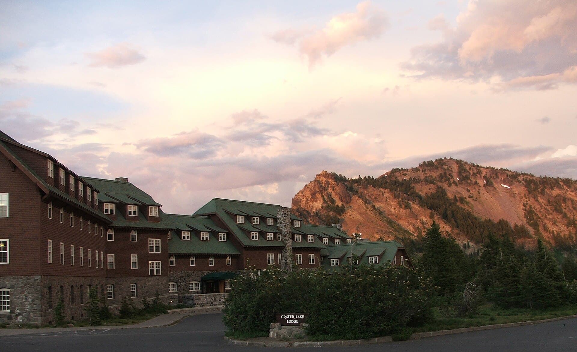 Crater Lake Lodge (via Wikimedia Commons, CC BY-SA 3.0)