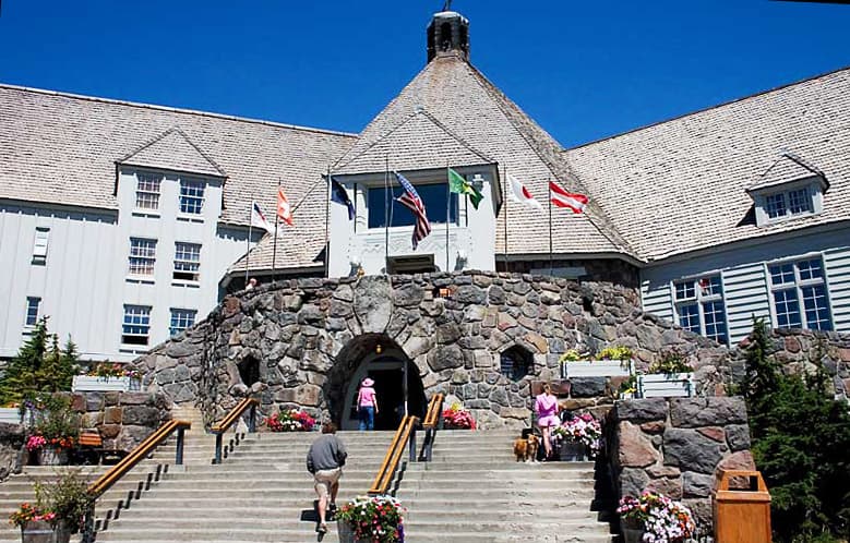 Timberline Lodge (via Wikimedia Commons, CC BY-SA 3.0)