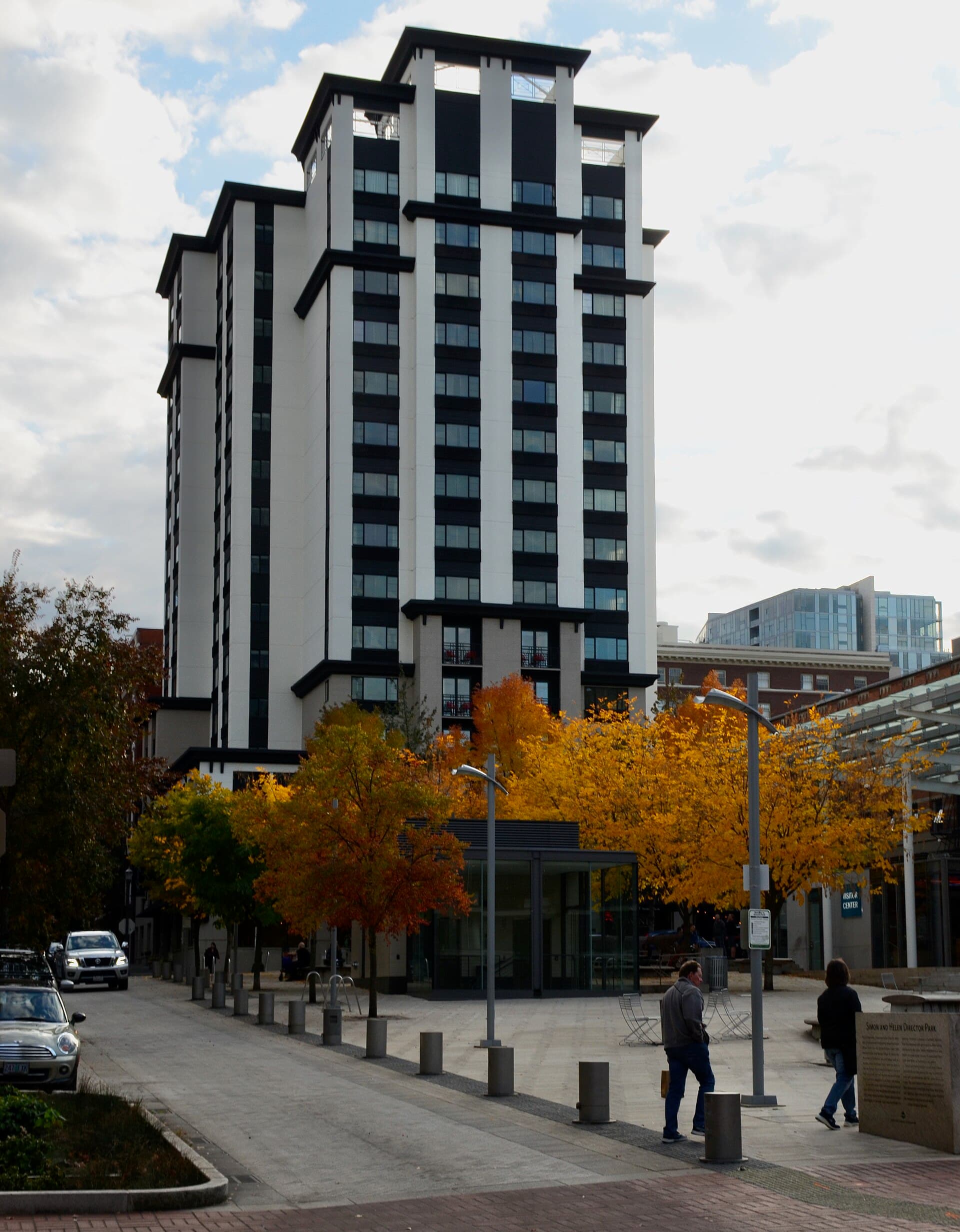 Paramount Hotel (via Wikimedia Commons, CC BY-SA 4.0)