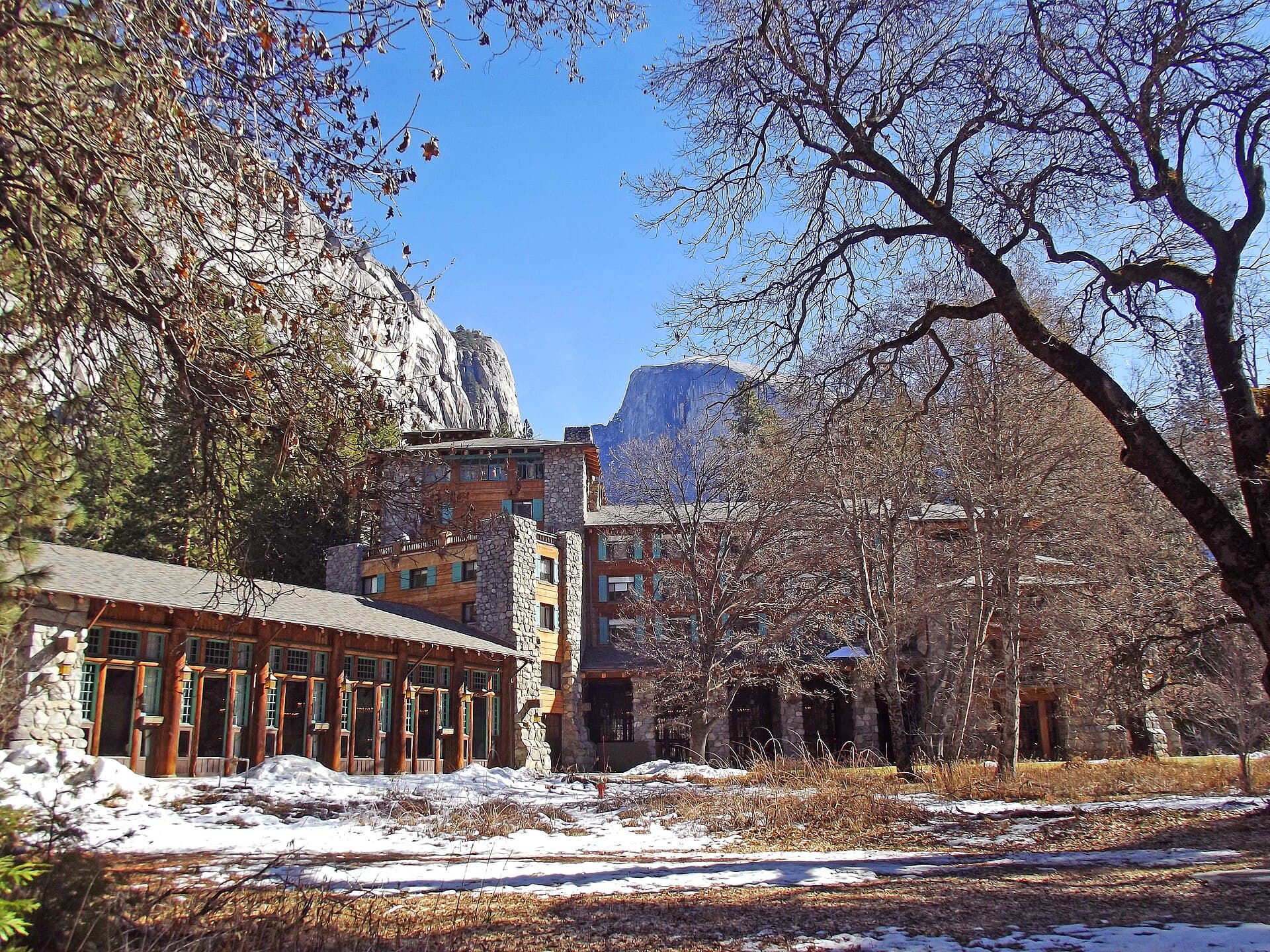 Ahwahnee Hotel (via Wikimedia Commons, CC BY-SA 3.0)