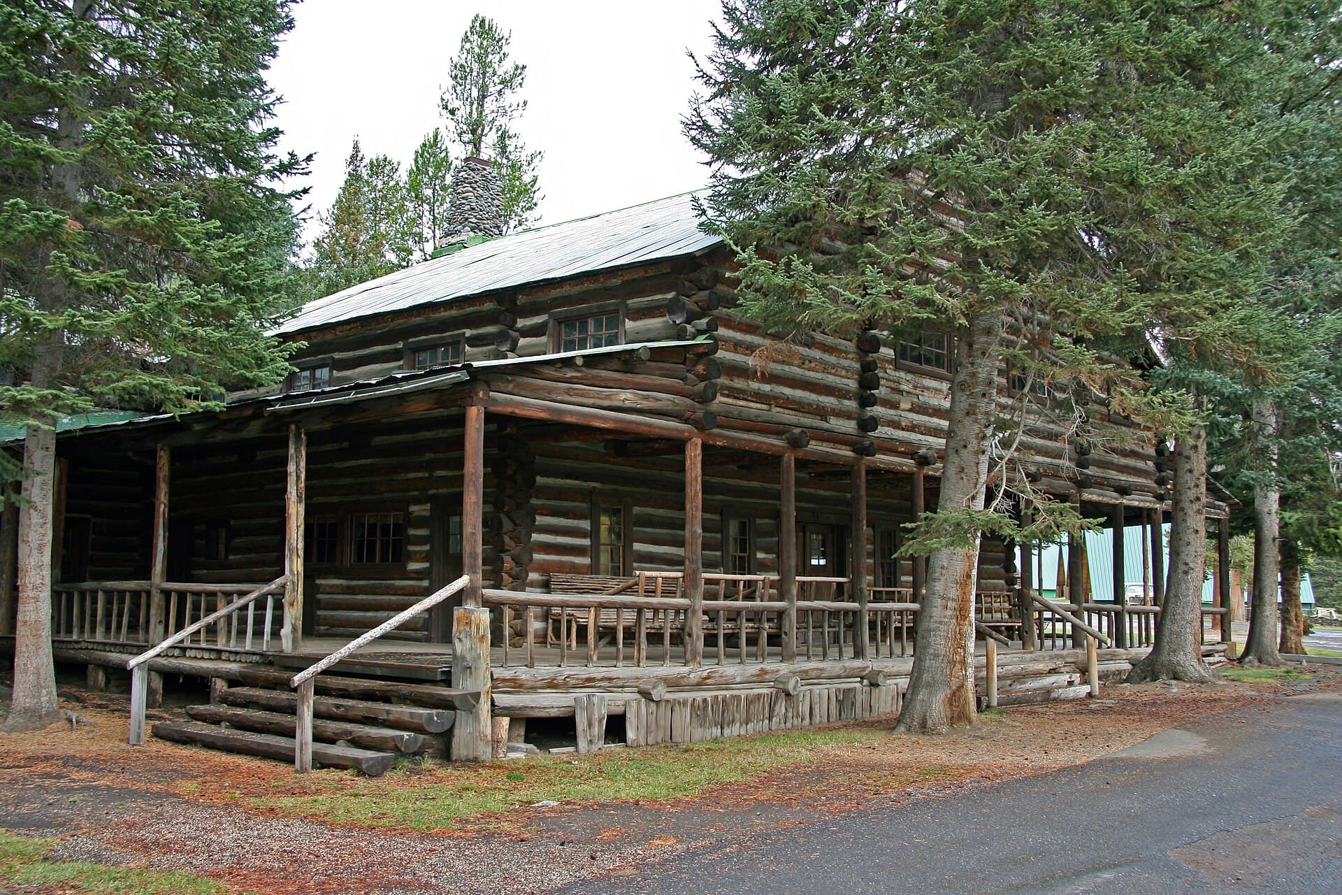 Pahaska Tepee Lodge (via Wikimedia Commons, CC BY-SA 4.0)