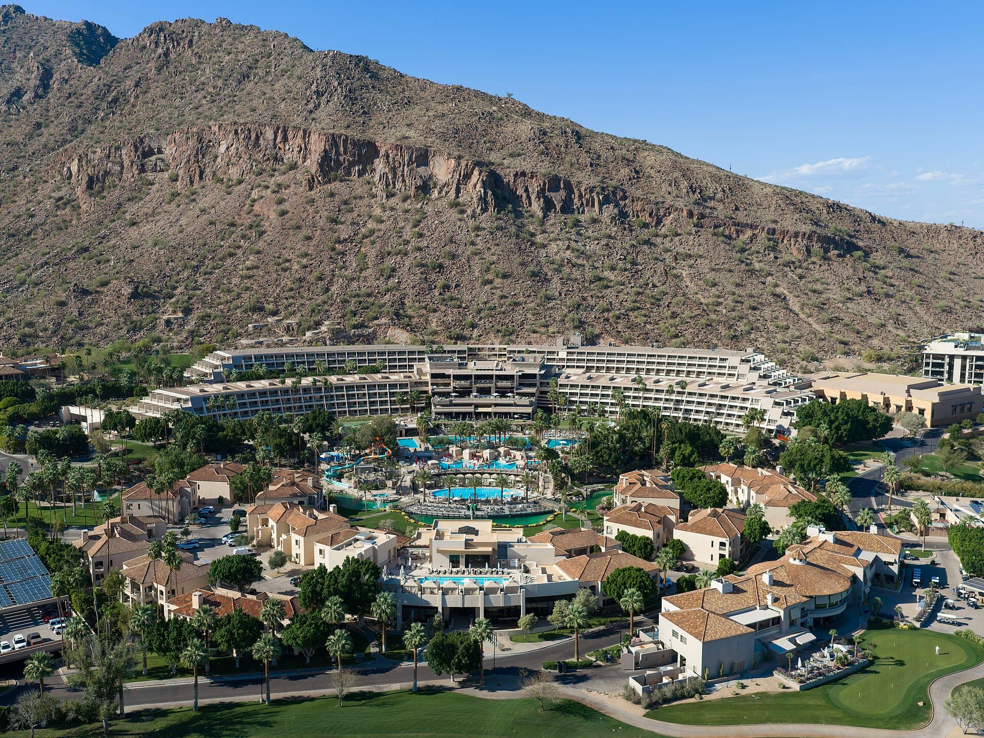 The Phoenician Resort (via Wikimedia Commons, CC BY 4.0)