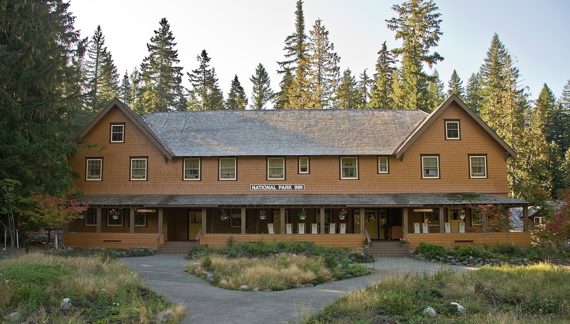 National Park Inn (via Wikimedia Commons, CC BY-SA 3.0)