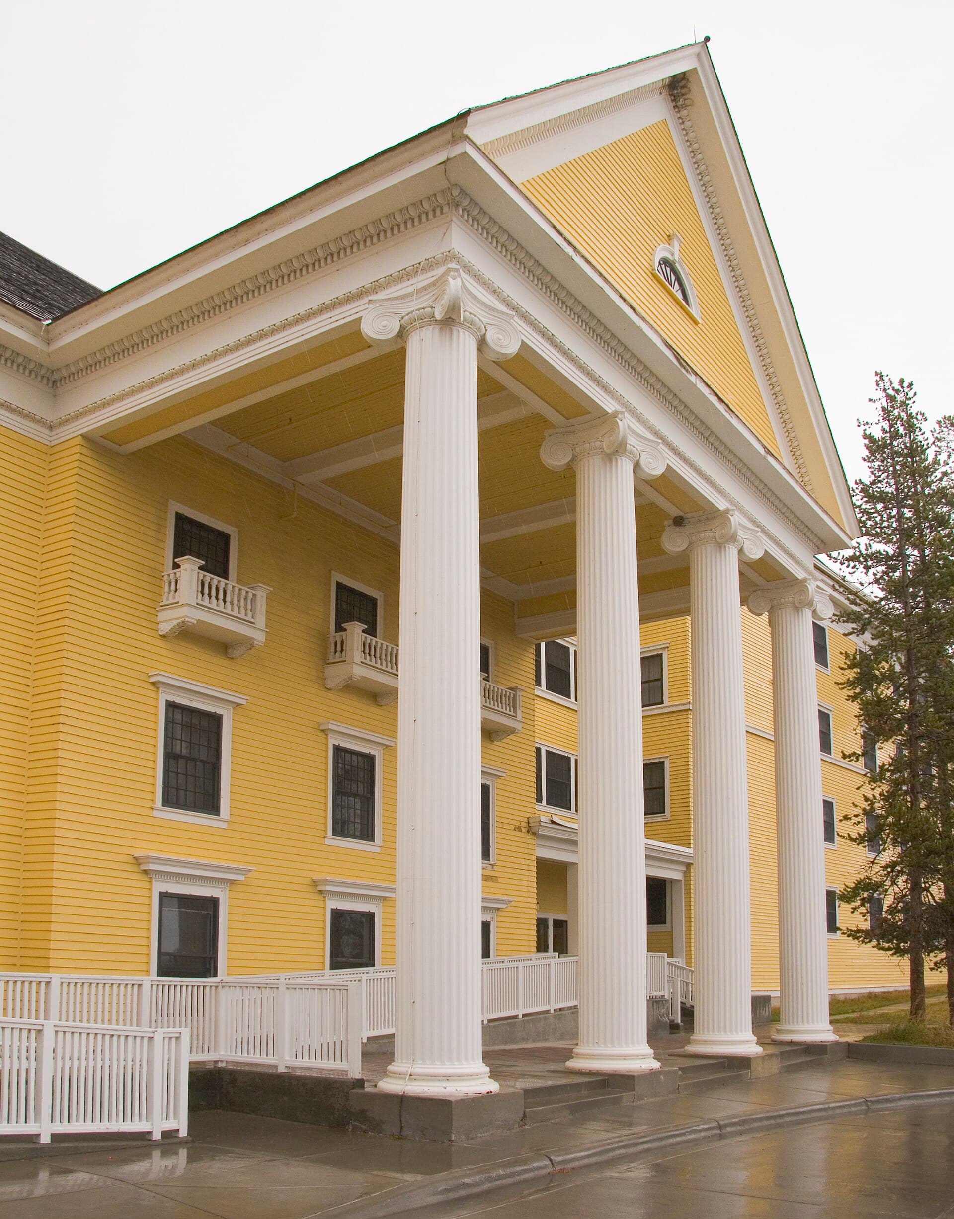Lake Yellowstone Hotel (via Wikimedia Commons, CC BY-SA 4.0)