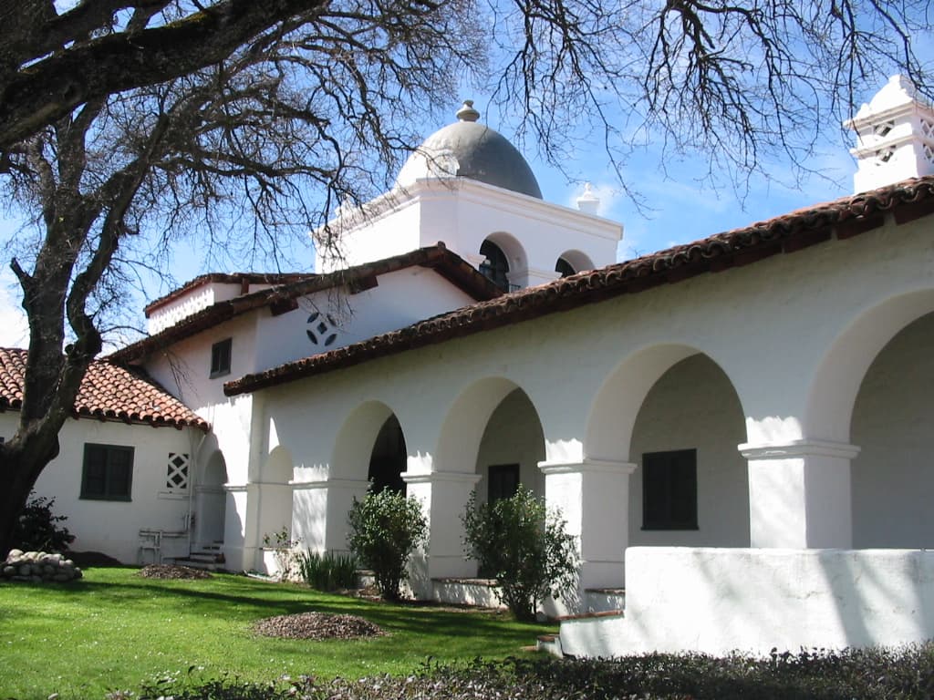 Hearst Hacienda Lodge (via Wikimedia Commons, Public domain)