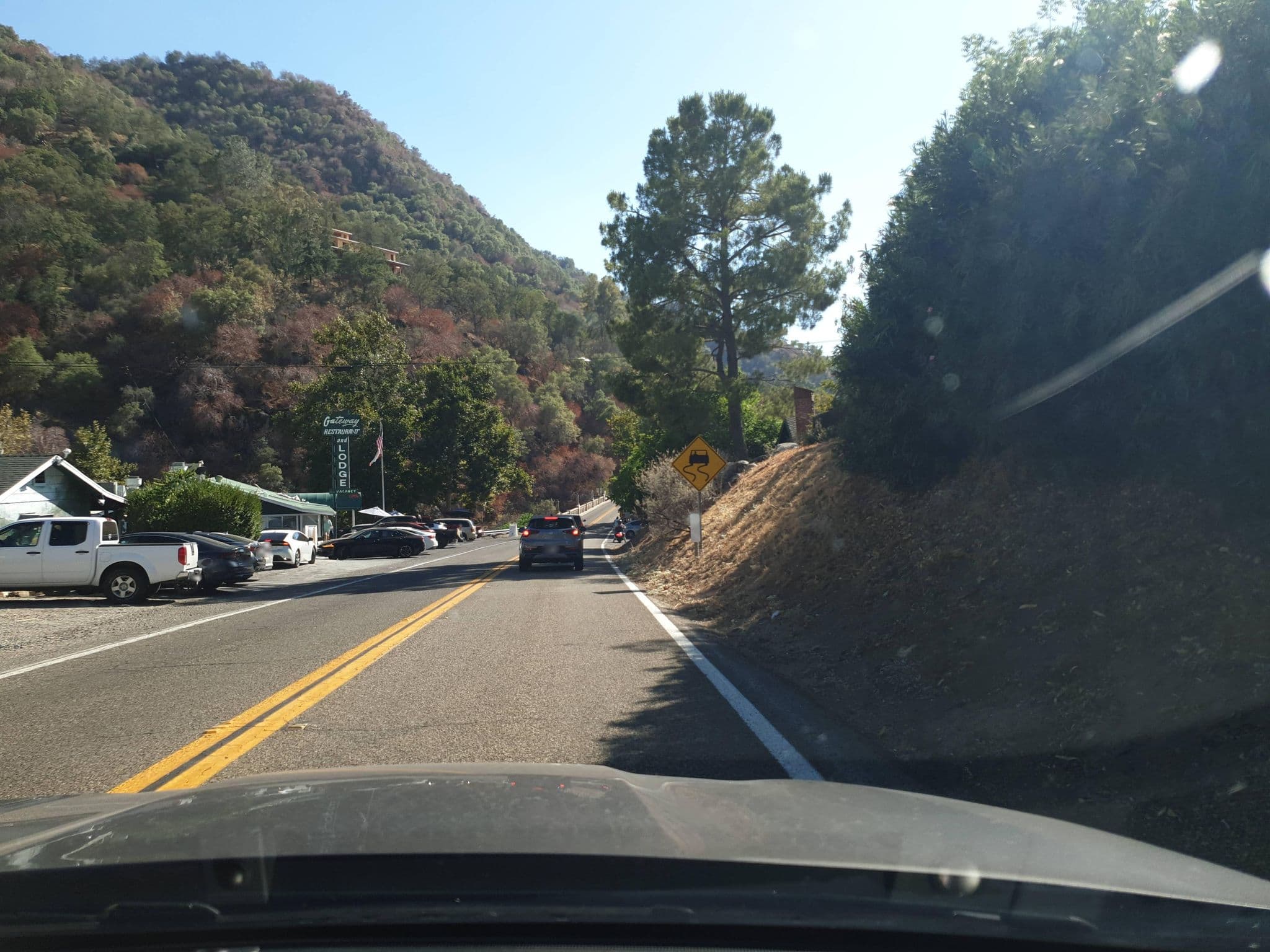 Street view near Gateway Lodge, Woodlake — © yannakis (CC BY-SA · Mapillary)