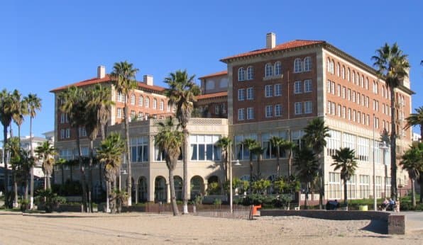 Hotel Casa Del Mar (via Wikimedia Commons, Public domain)