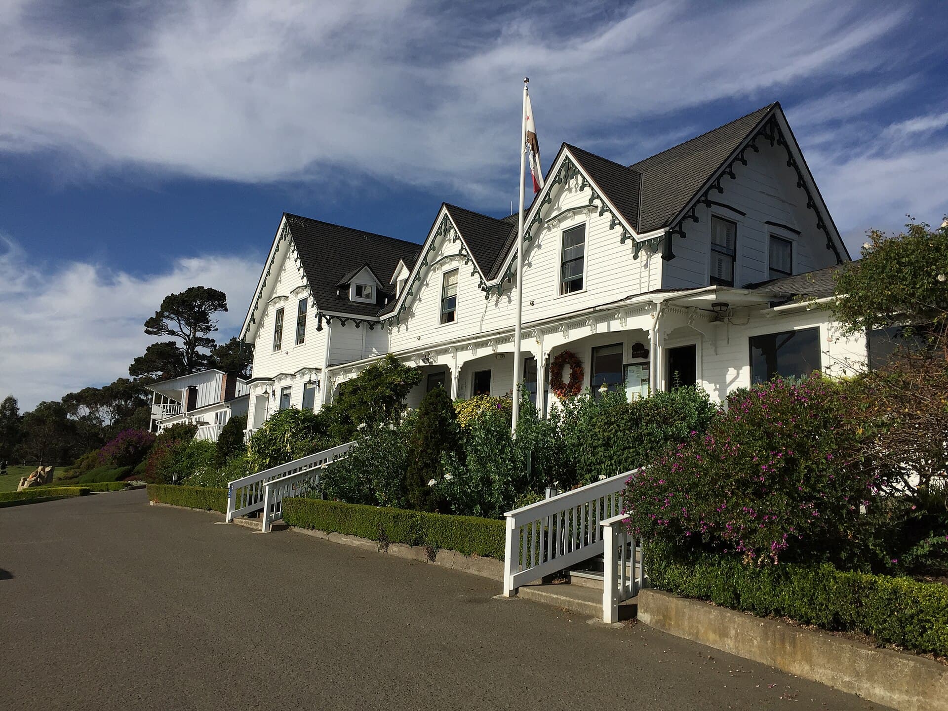 Little River Inn (via Wikimedia Commons, CC BY 4.0)