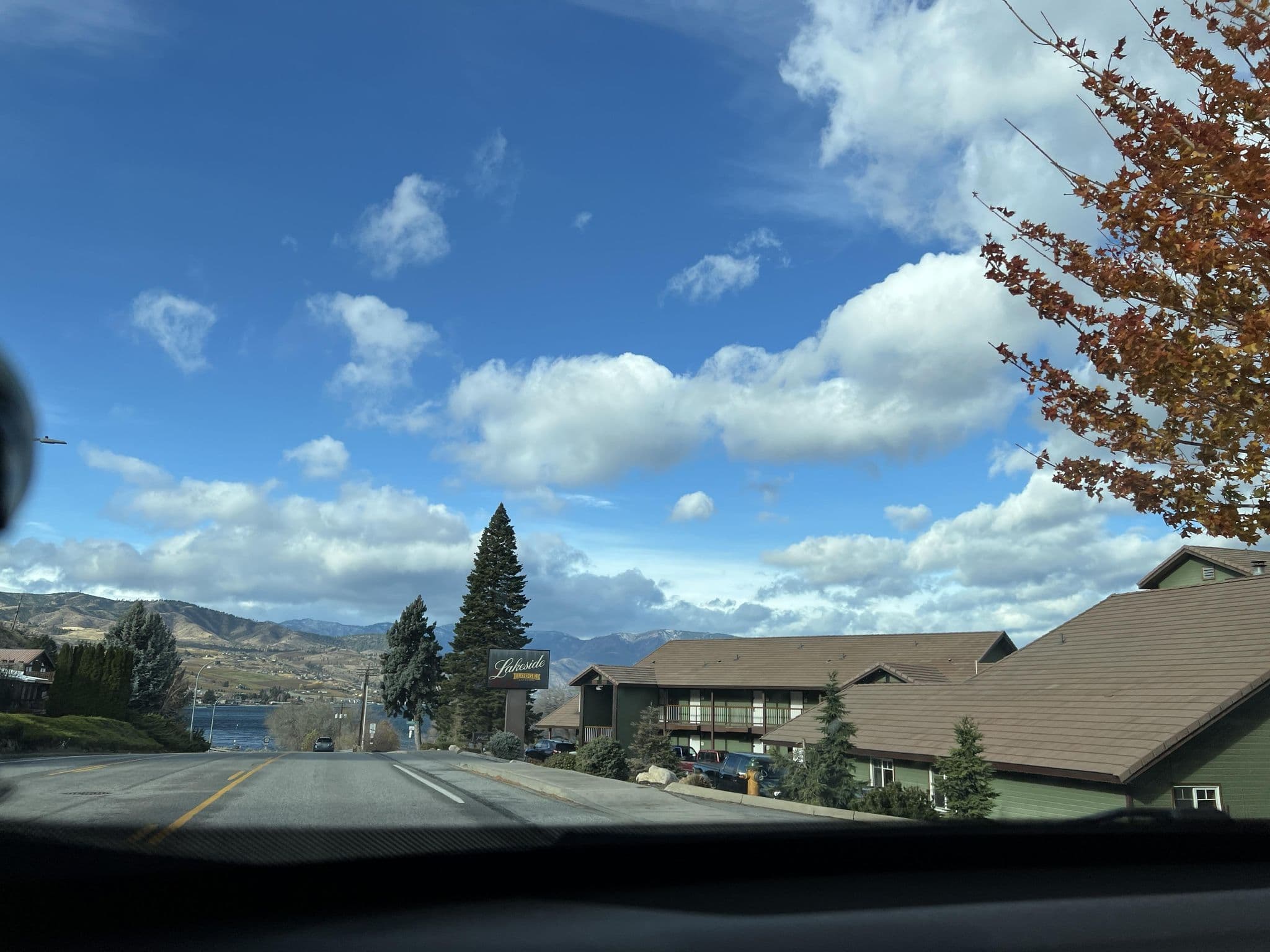 Street view near Chelan Resort Suites, Chelan — © cmiles (CC BY-SA · Mapillary)