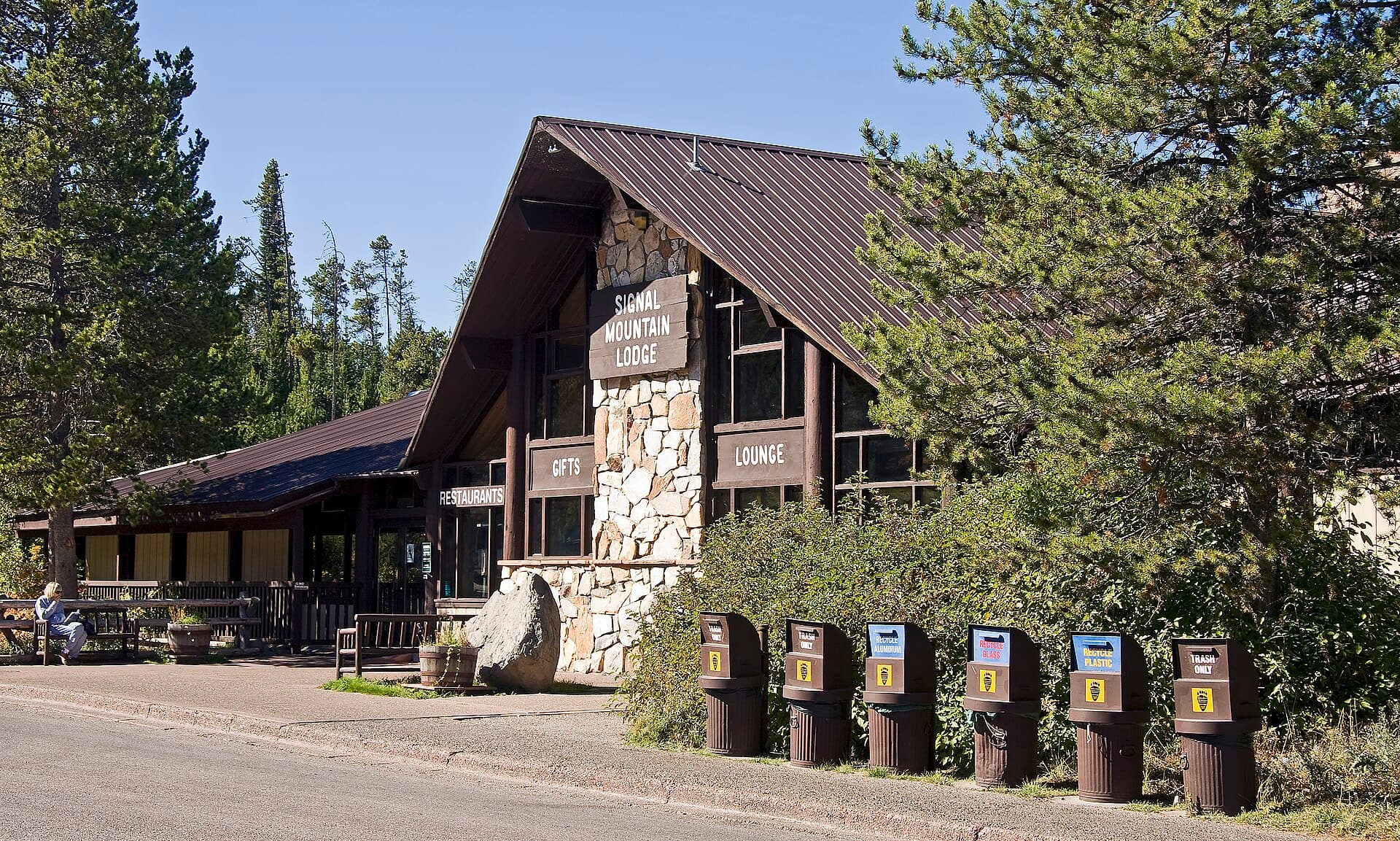 Signal Mountain Lodge (via Wikimedia Commons, CC BY-SA 4.0)