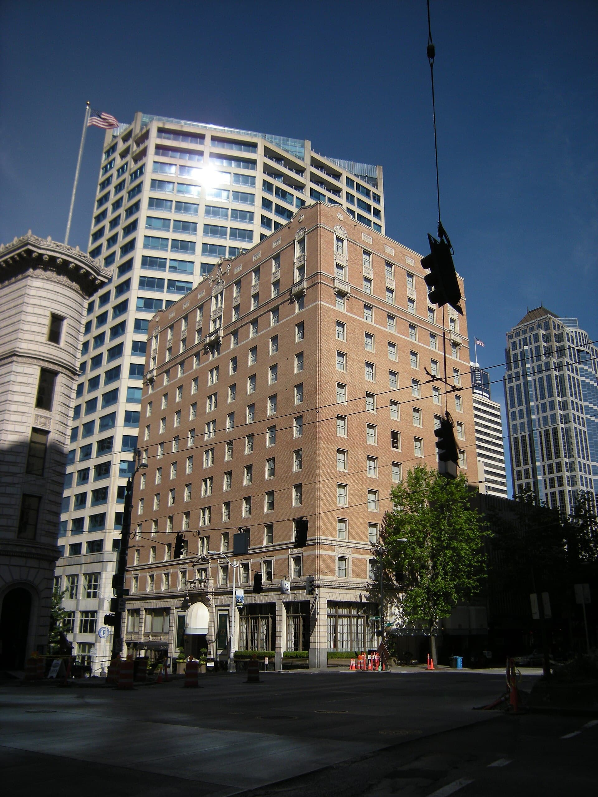 Mayflower Park Hotel Seattle (via Wikimedia Commons, CC BY-SA 3.0)
