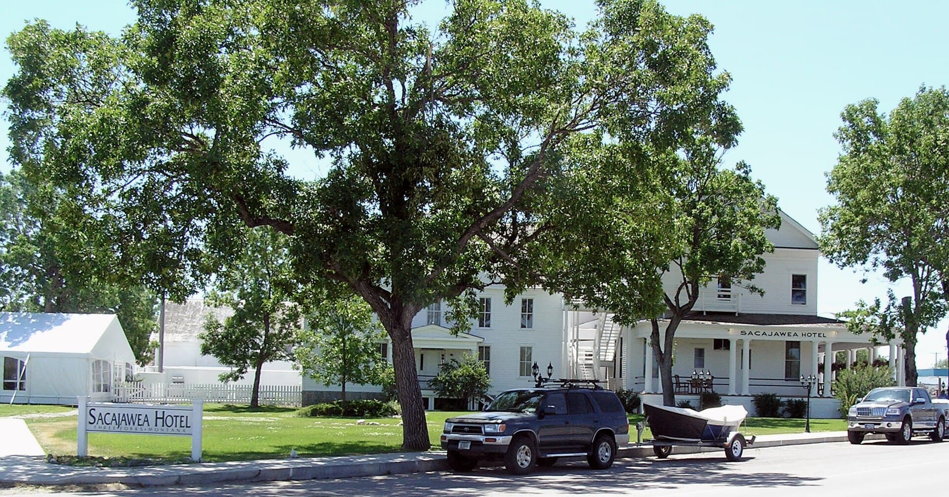 Sacajawea Hotel (via Wikimedia Commons, CC BY-SA 3.0)