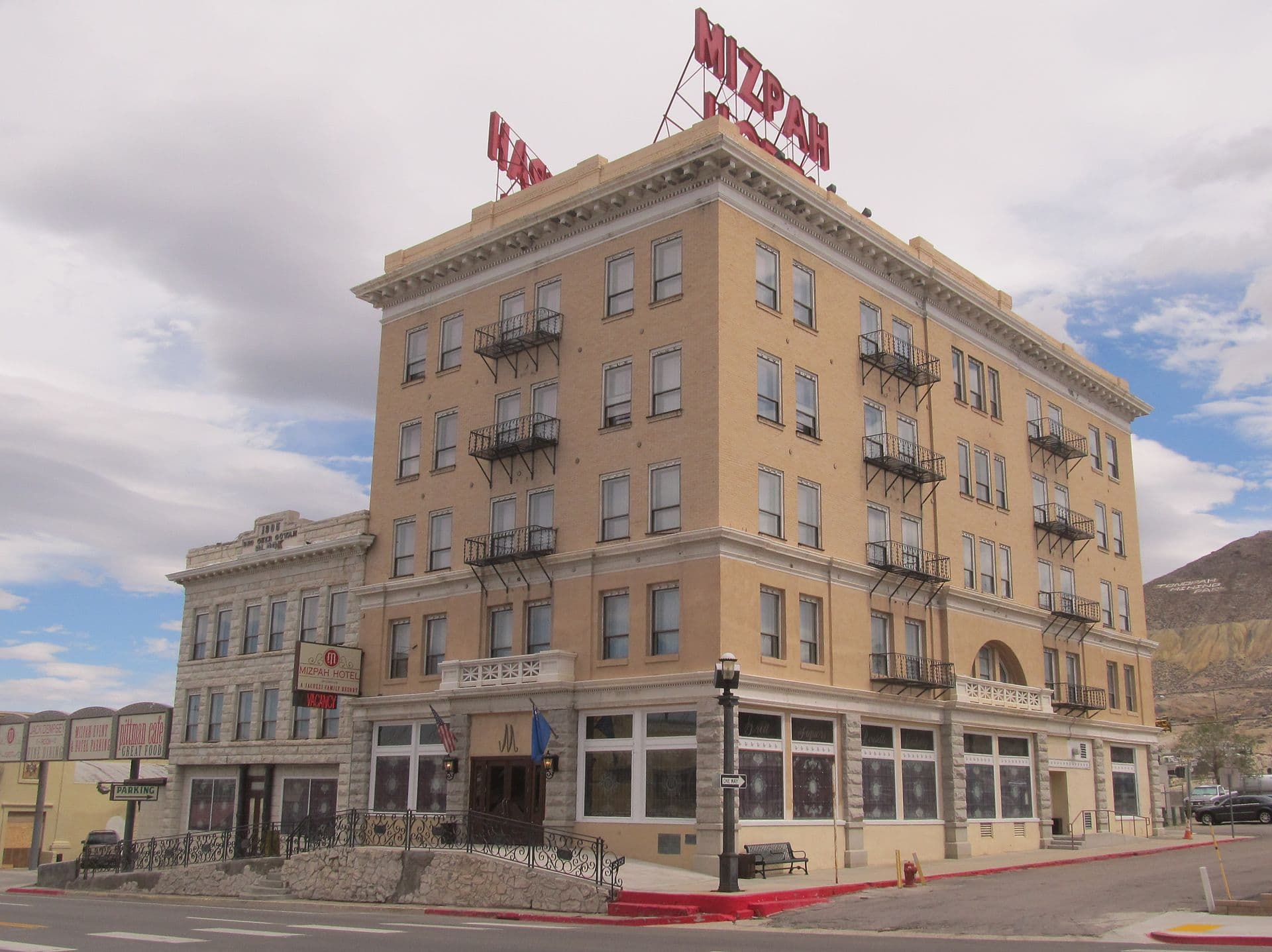 Mizpah Hotel (via Wikimedia Commons, CC BY-SA 3.0)