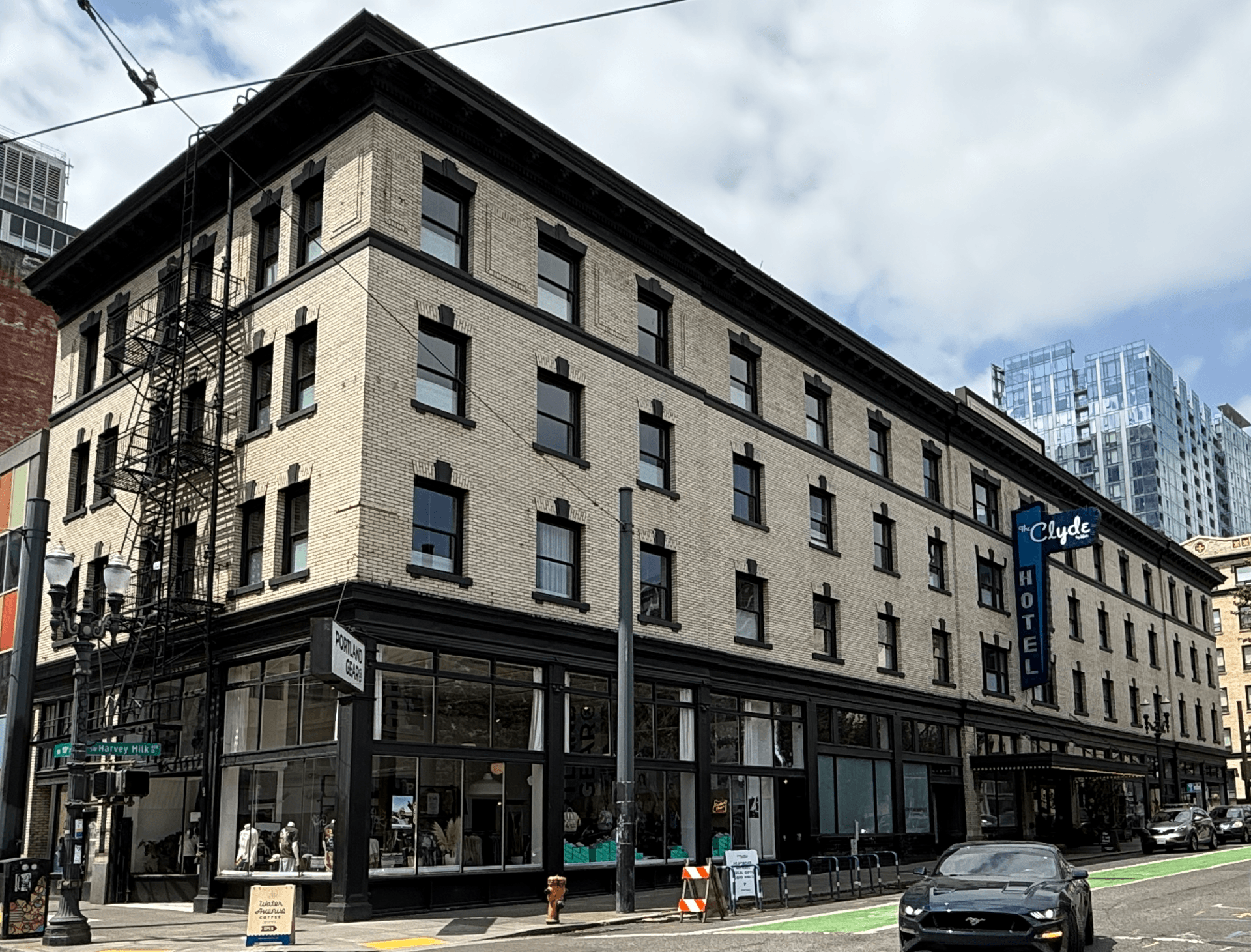 The Clyde Hotel (via Wikimedia Commons, CC0)