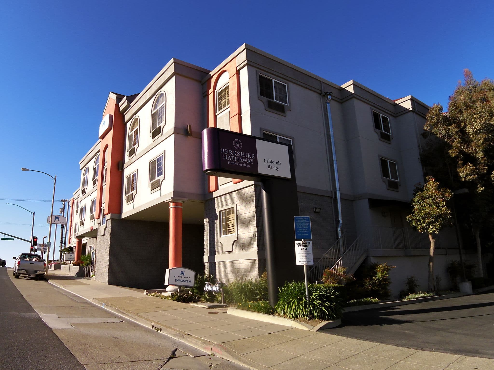 Street view near Howard Johnson Express Inn San Bruno/Sfo West, San Bruno — © andrewsnow (CC BY-SA · Mapillary)