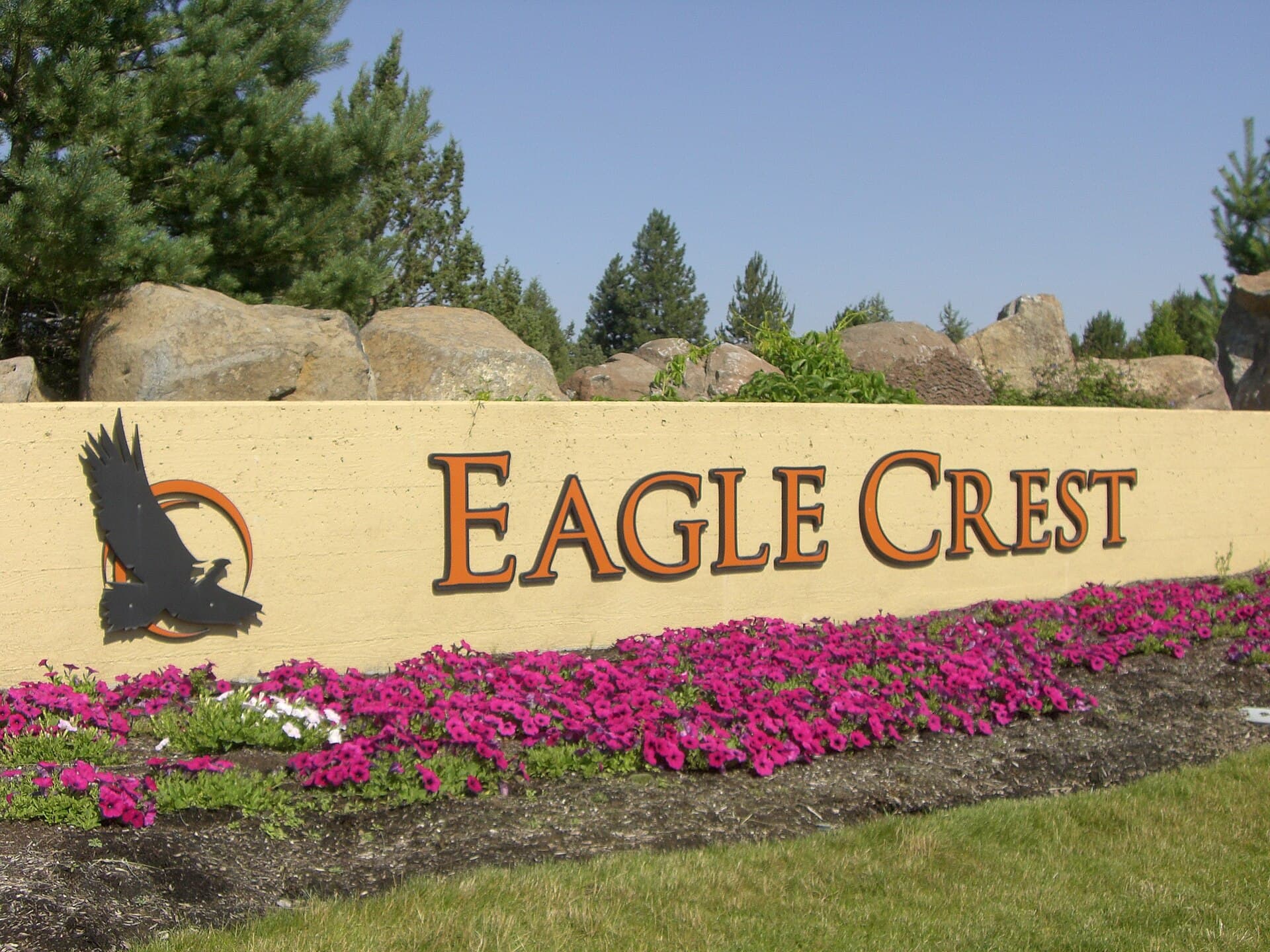 Eagle Crest Resort (via Wikimedia Commons, CC BY-SA 3.0)