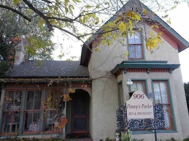Pansy's Parlor Bed & Breakfast, Guesthouse in Golden