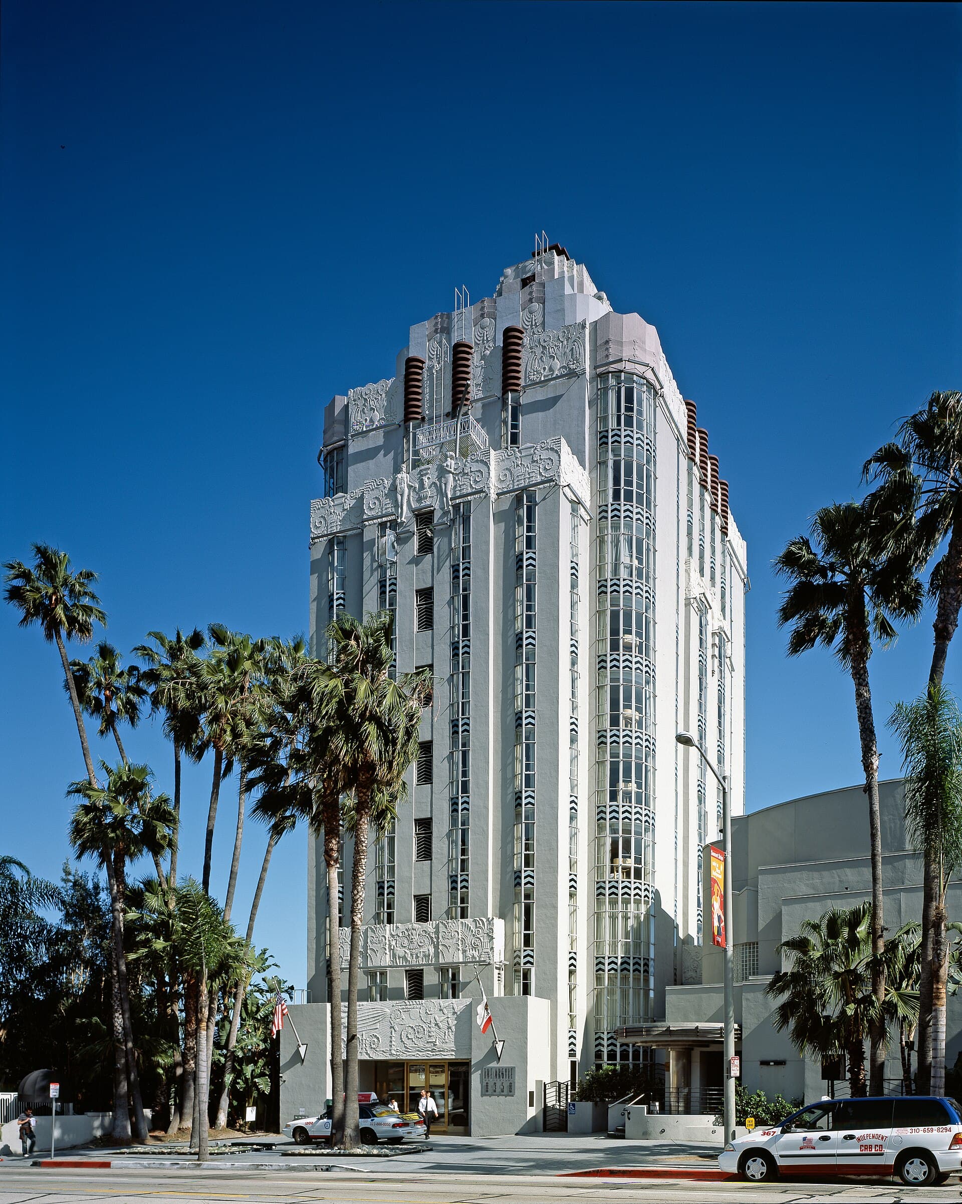 Sunset Tower Hotel (via Wikimedia Commons, Public domain)