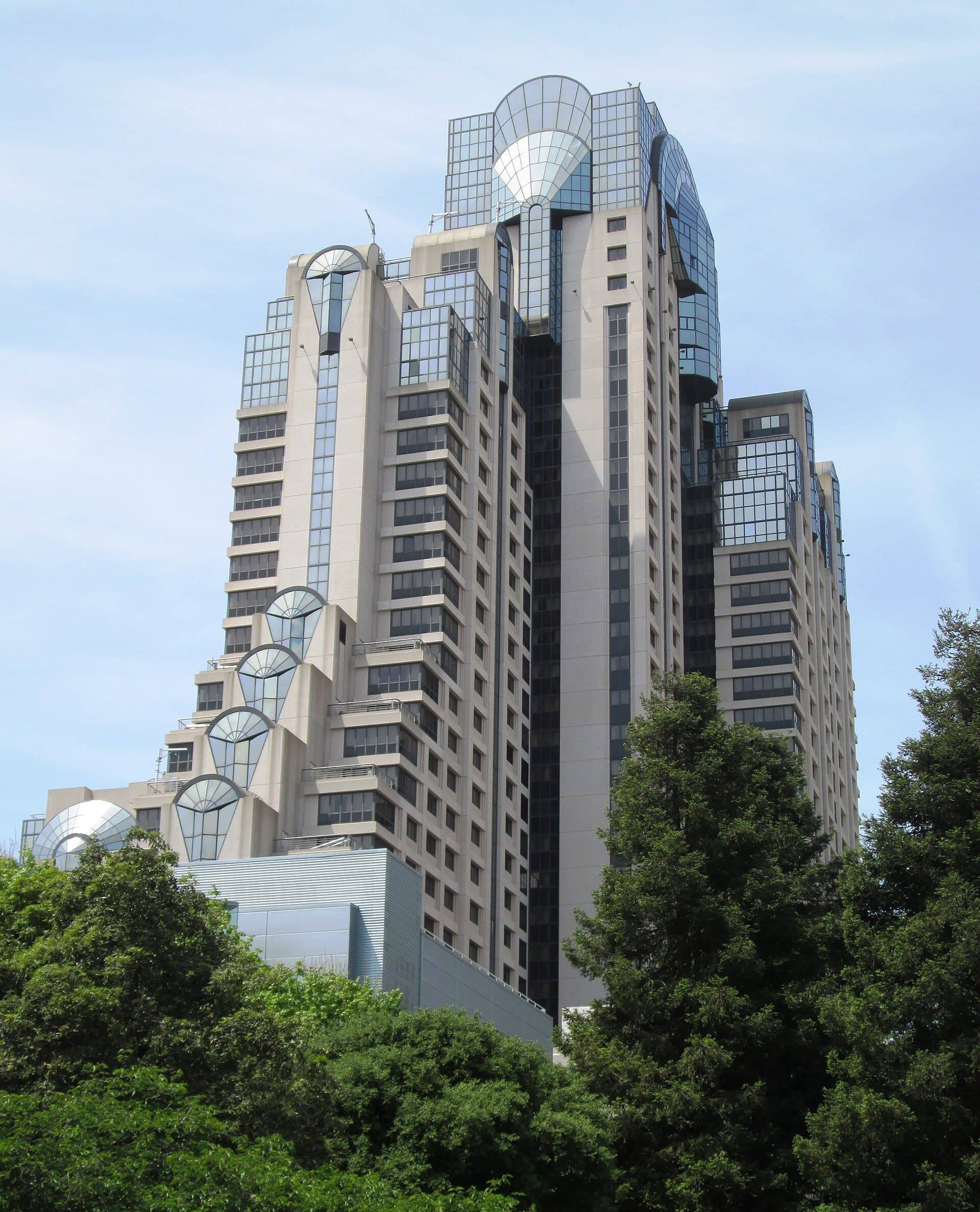 San Francisco Marriott Marquis (via Wikimedia Commons, CC BY-SA 4.0)