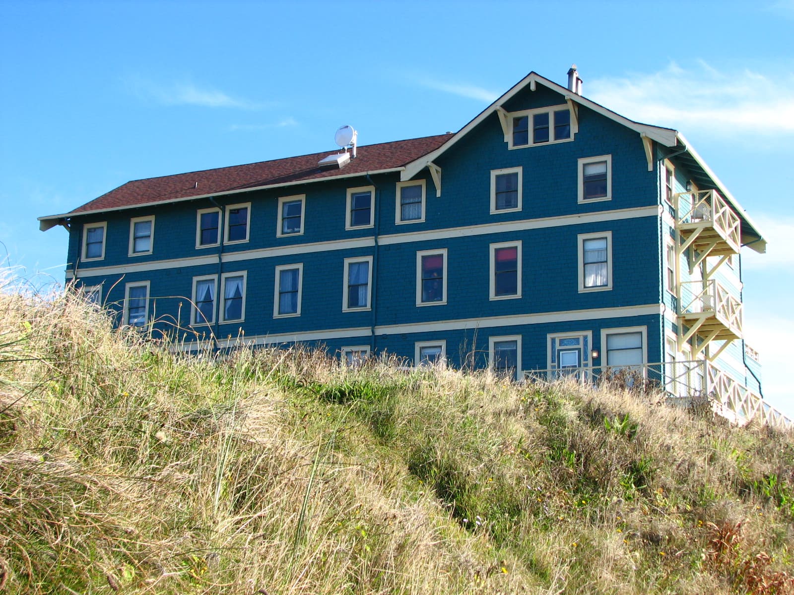 Sylvia Beach Hotel (via Wikimedia Commons, CC BY-SA 3.0)