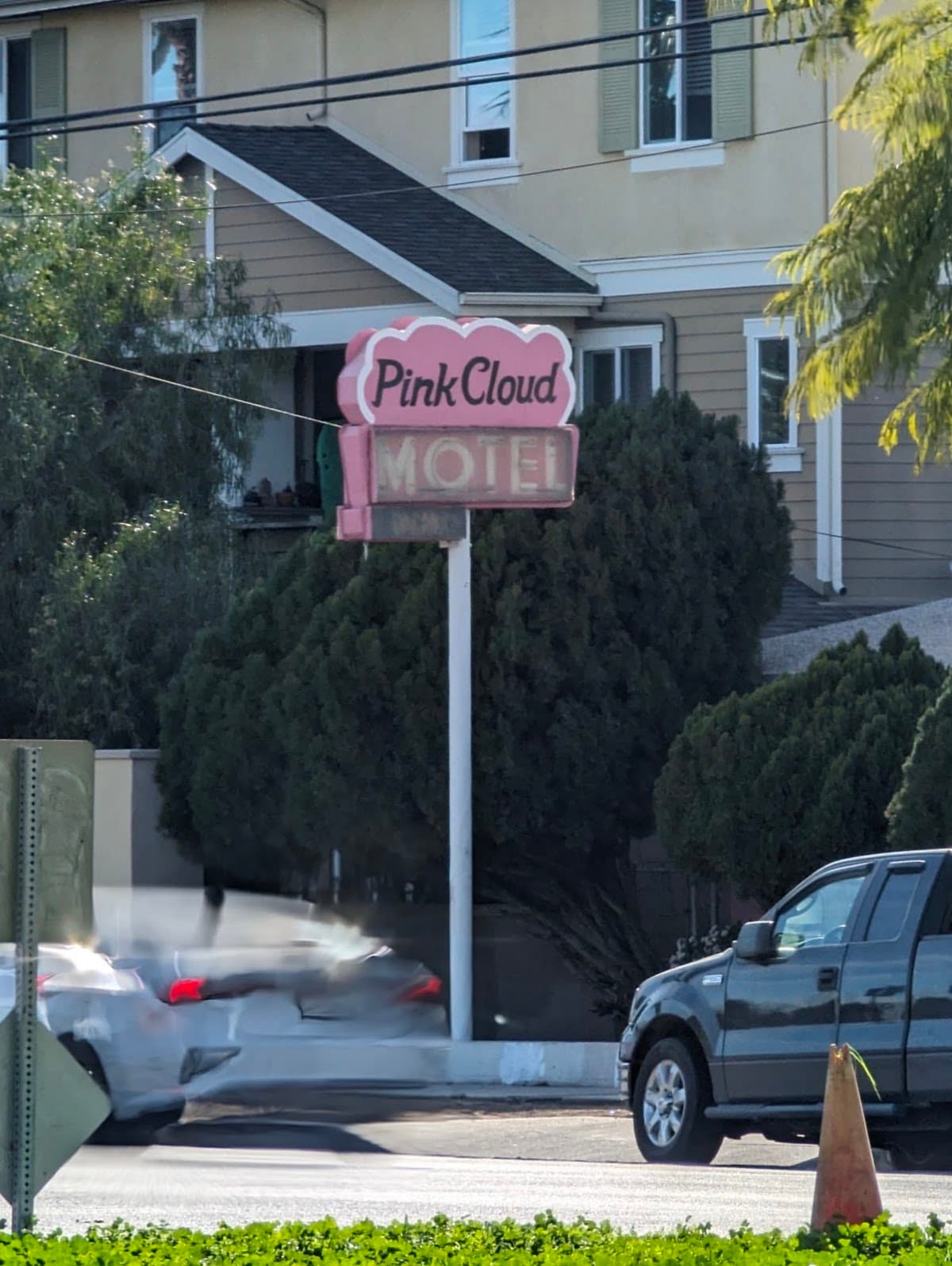 Pink Cloud Motel, Motel in North Hills