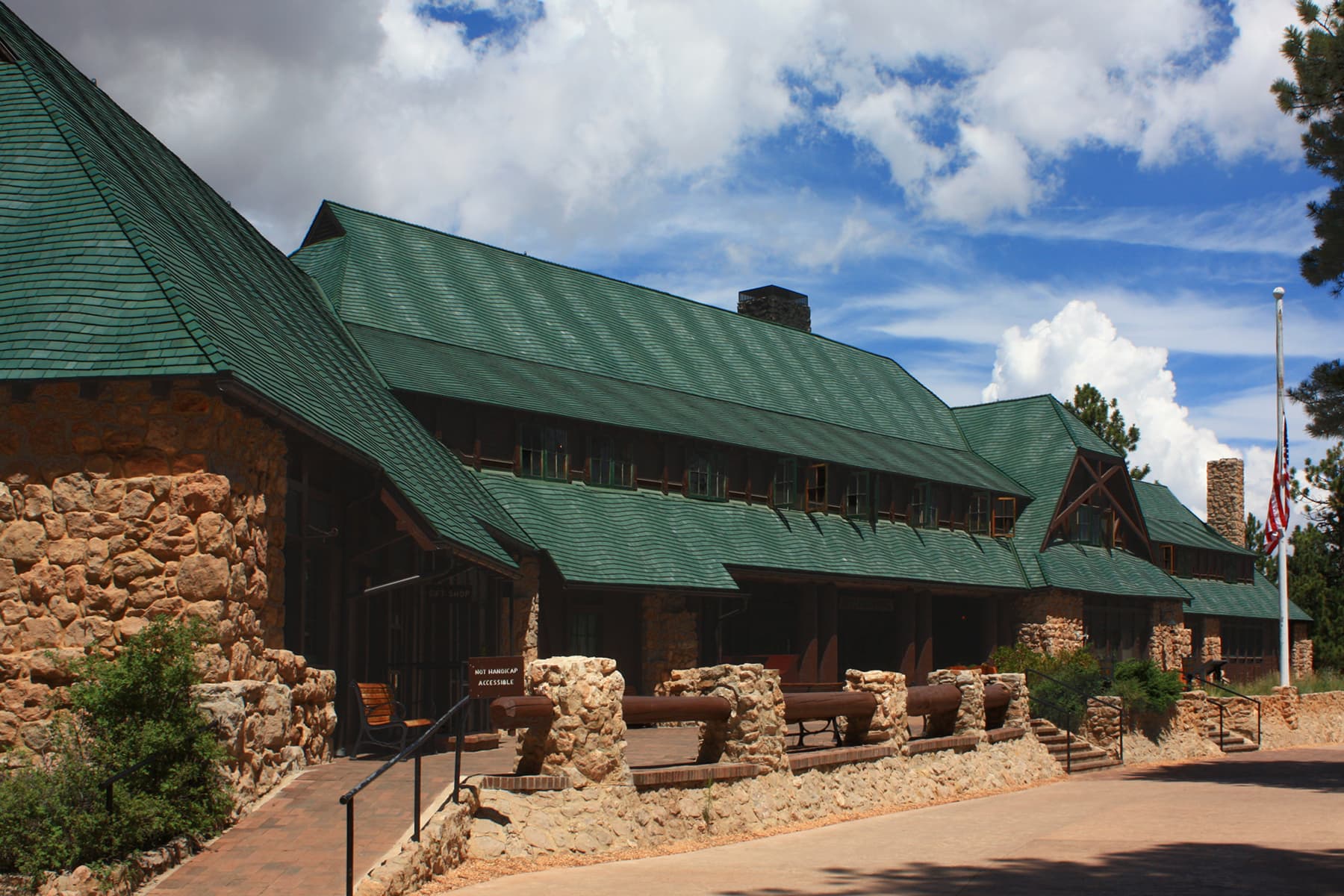 Bryce Canyon Lodge (via Wikimedia Commons, FAL)