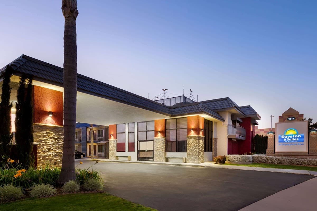 Days Inn & Suites Anaheim at Disneyland Park, Hotel in Anaheim