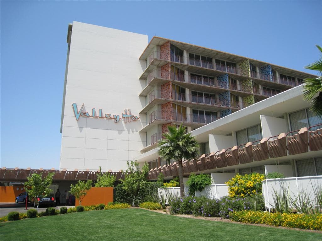 Hotel Valley Ho (via Wikimedia Commons, CC BY 2.0)