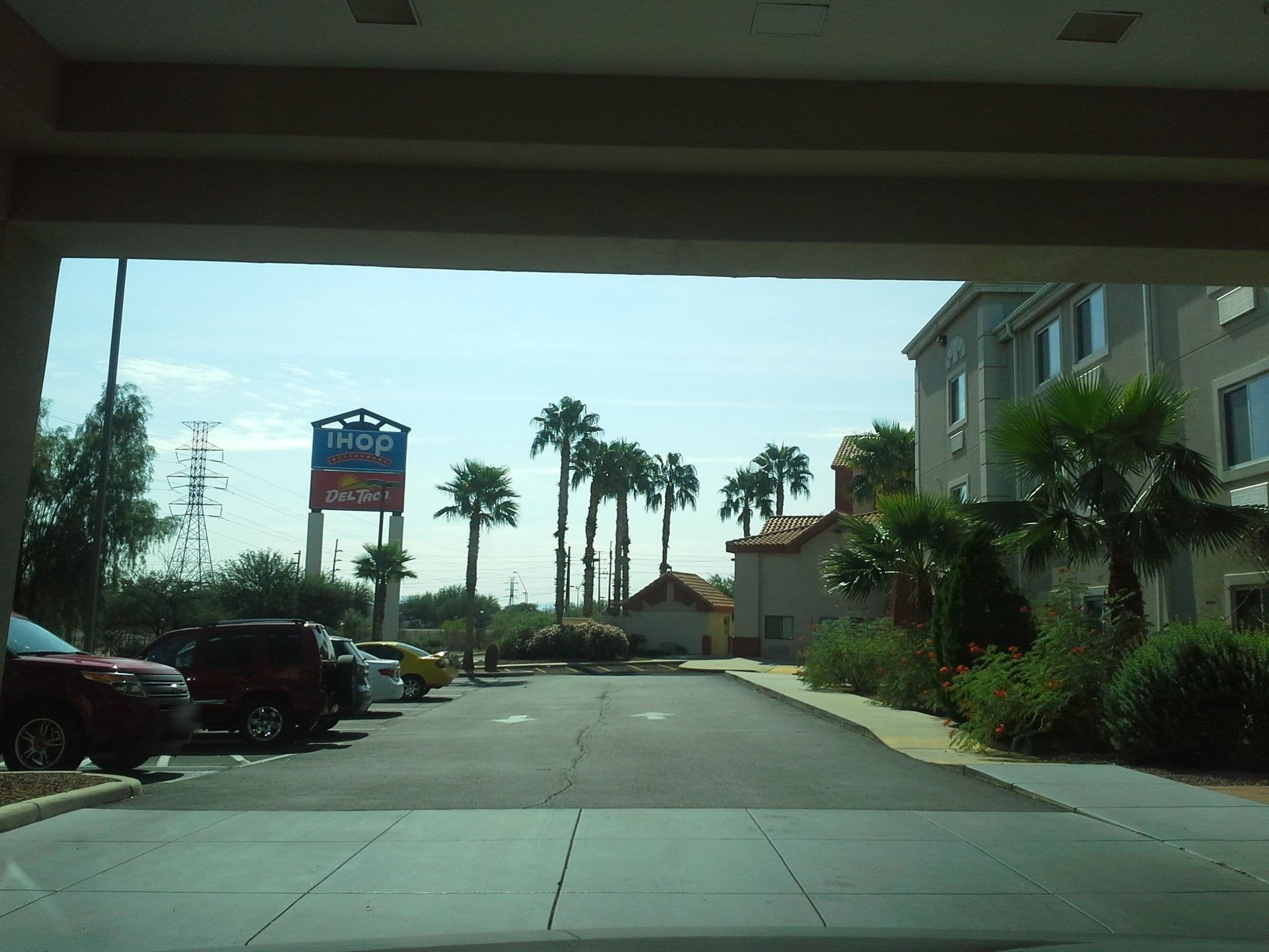Street view near Comfort Inn, Flowing Wells — © drkludge (CC BY-SA · Mapillary)
