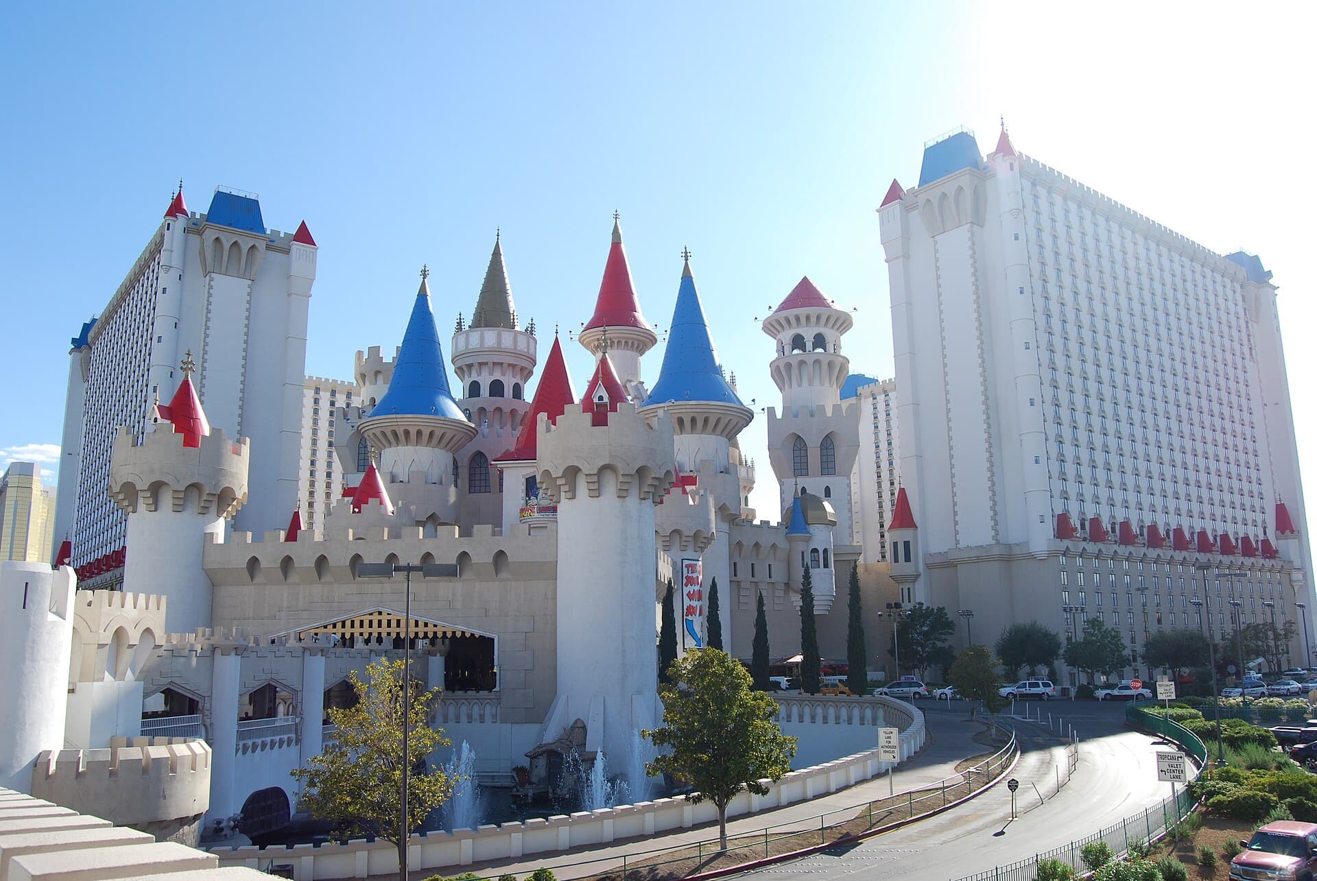 Excalibur Hotel & Casino (via Wikimedia Commons, CC BY-SA 2.0)