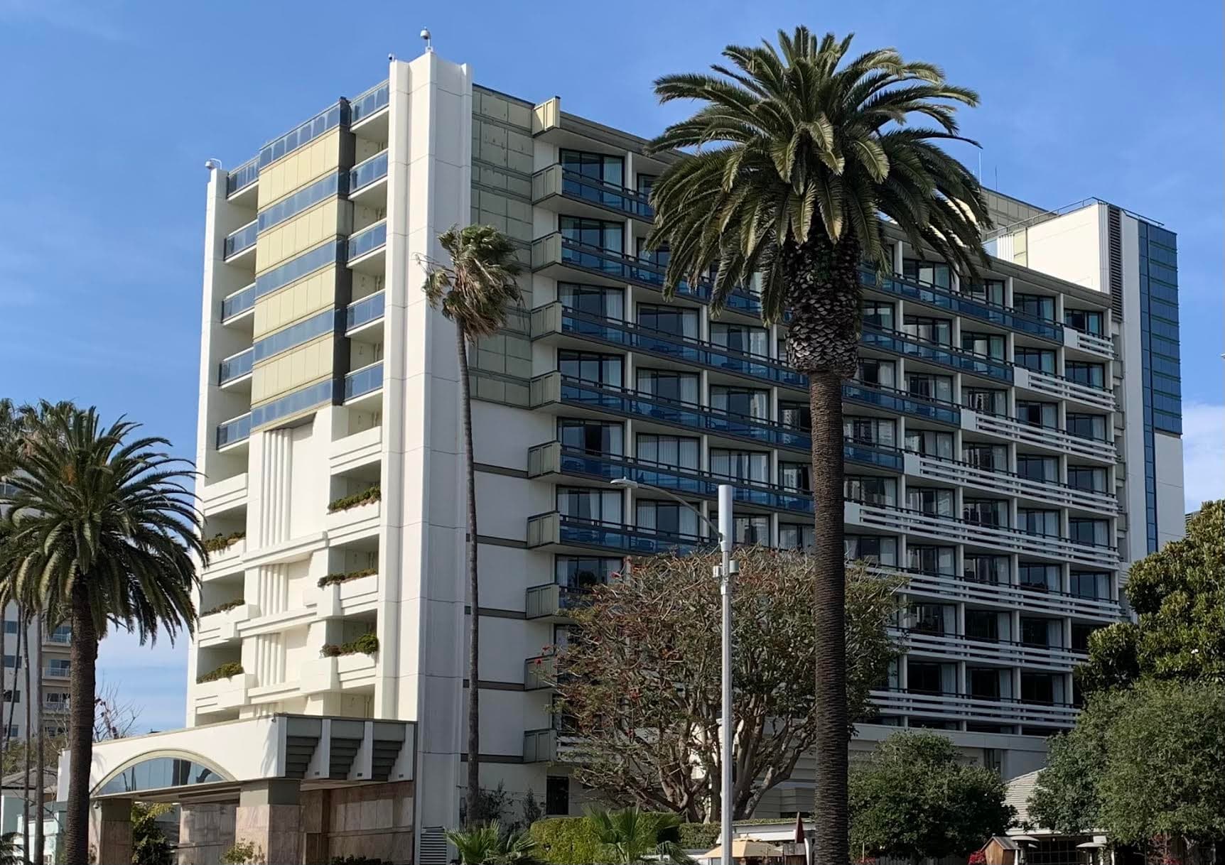 Fairmont Miramar - Hotel & Bungalows (via Wikimedia Commons, CC BY-SA 4.0)