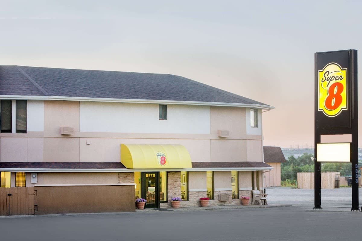 Super 8 by Wyndham Casper West by the River, Motel in Mills