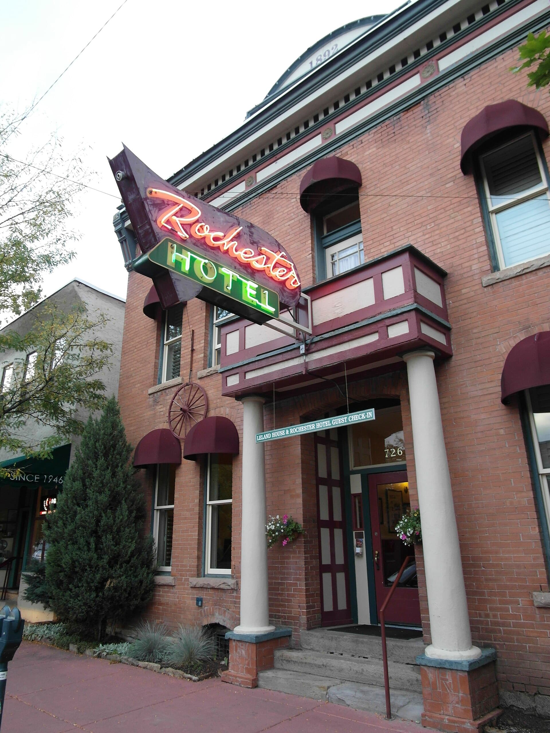 Rochester Hotel (via Wikimedia Commons, CC BY 2.0)