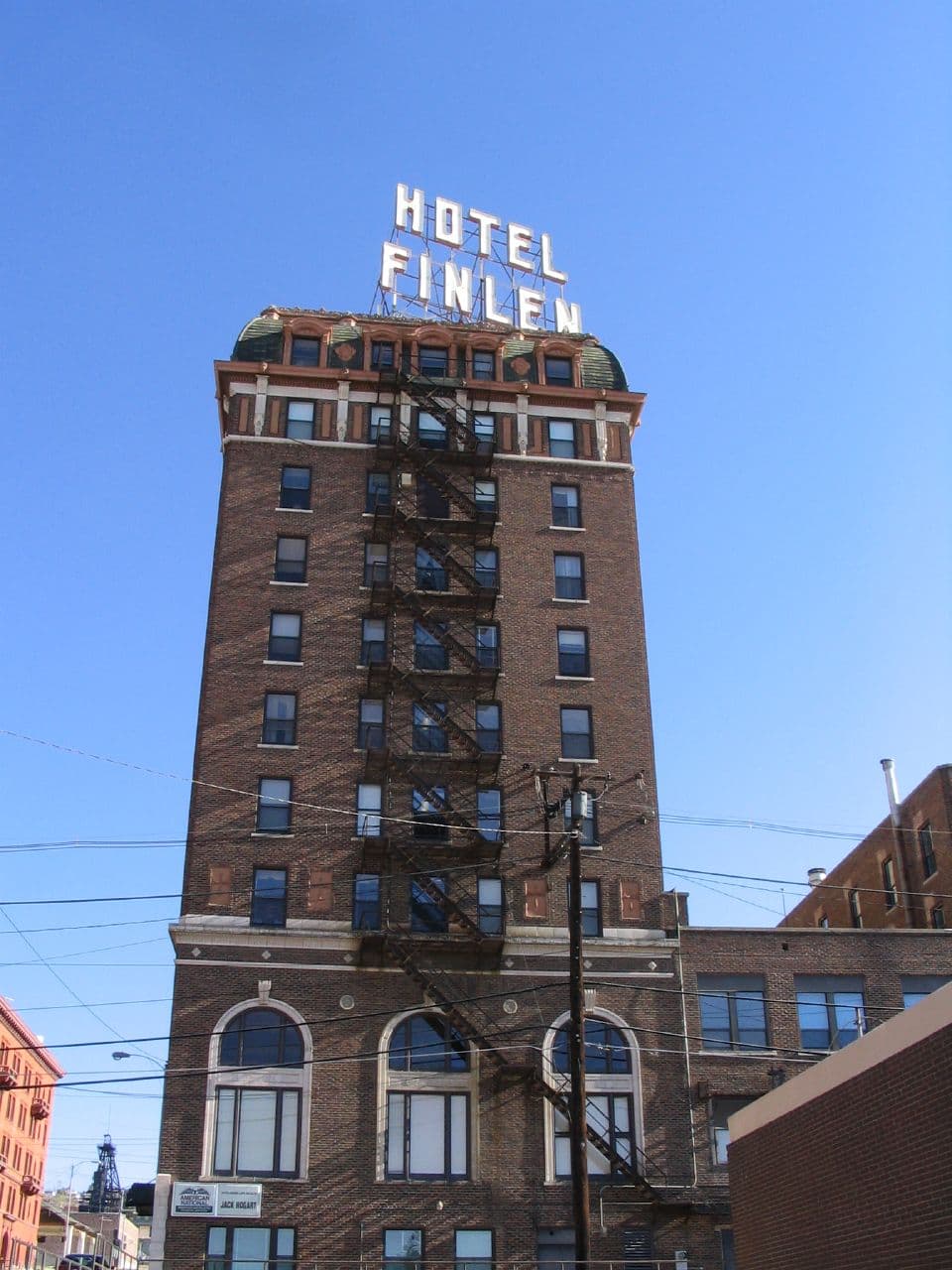 Finlen Hotel and Motor Inn (via Wikimedia Commons, CC BY-SA 2.0)