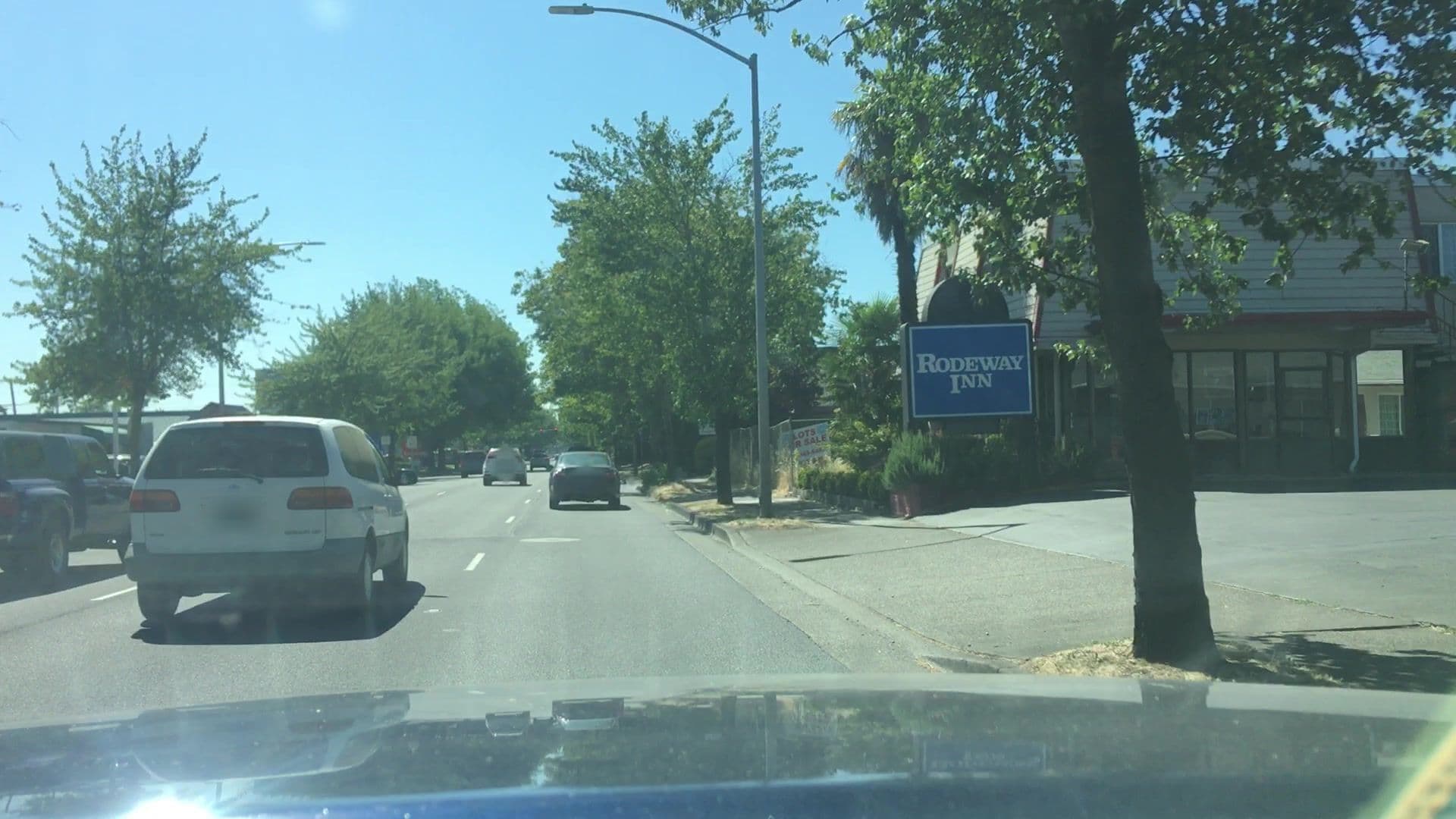 Street view near Signature Inn, Eugene — © lvl5 (CC BY-SA · Mapillary)