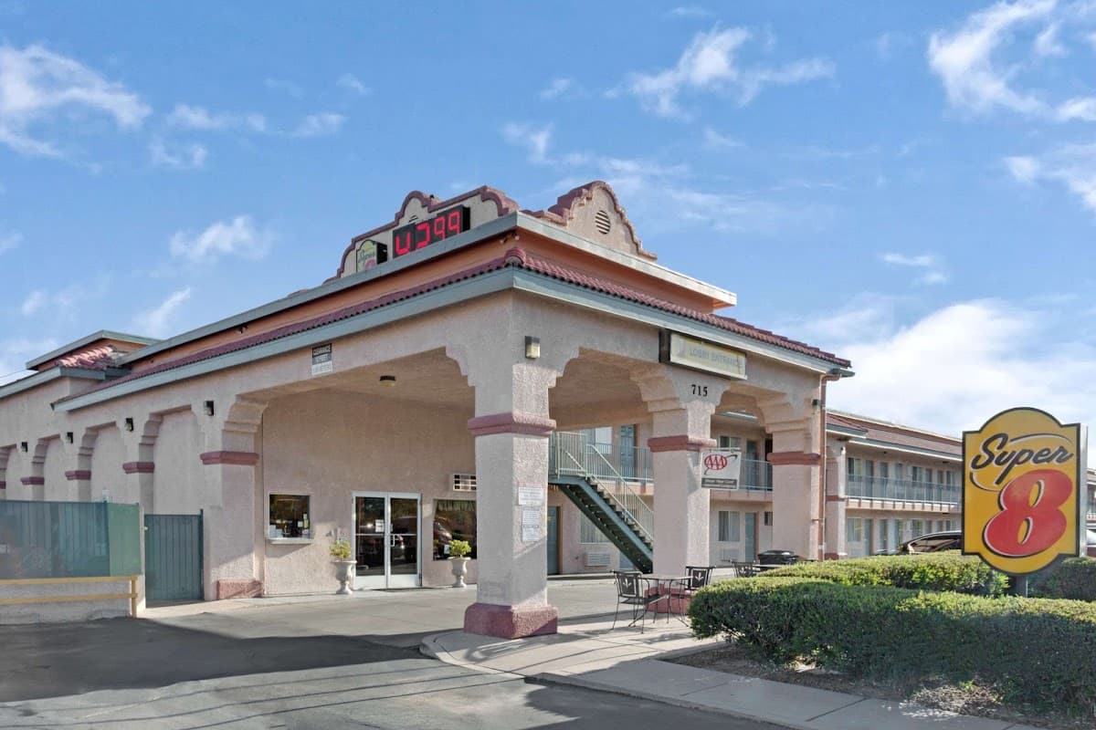 Super 8 by Wyndham Tucson Downtown Convention Center, Motel in South Tucson