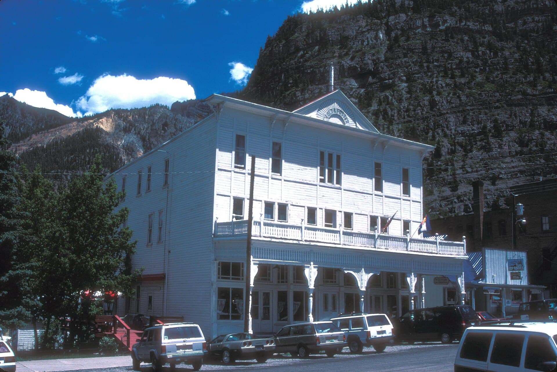 Historic Western Hotel (via Wikimedia Commons, CC BY-SA 3.0)