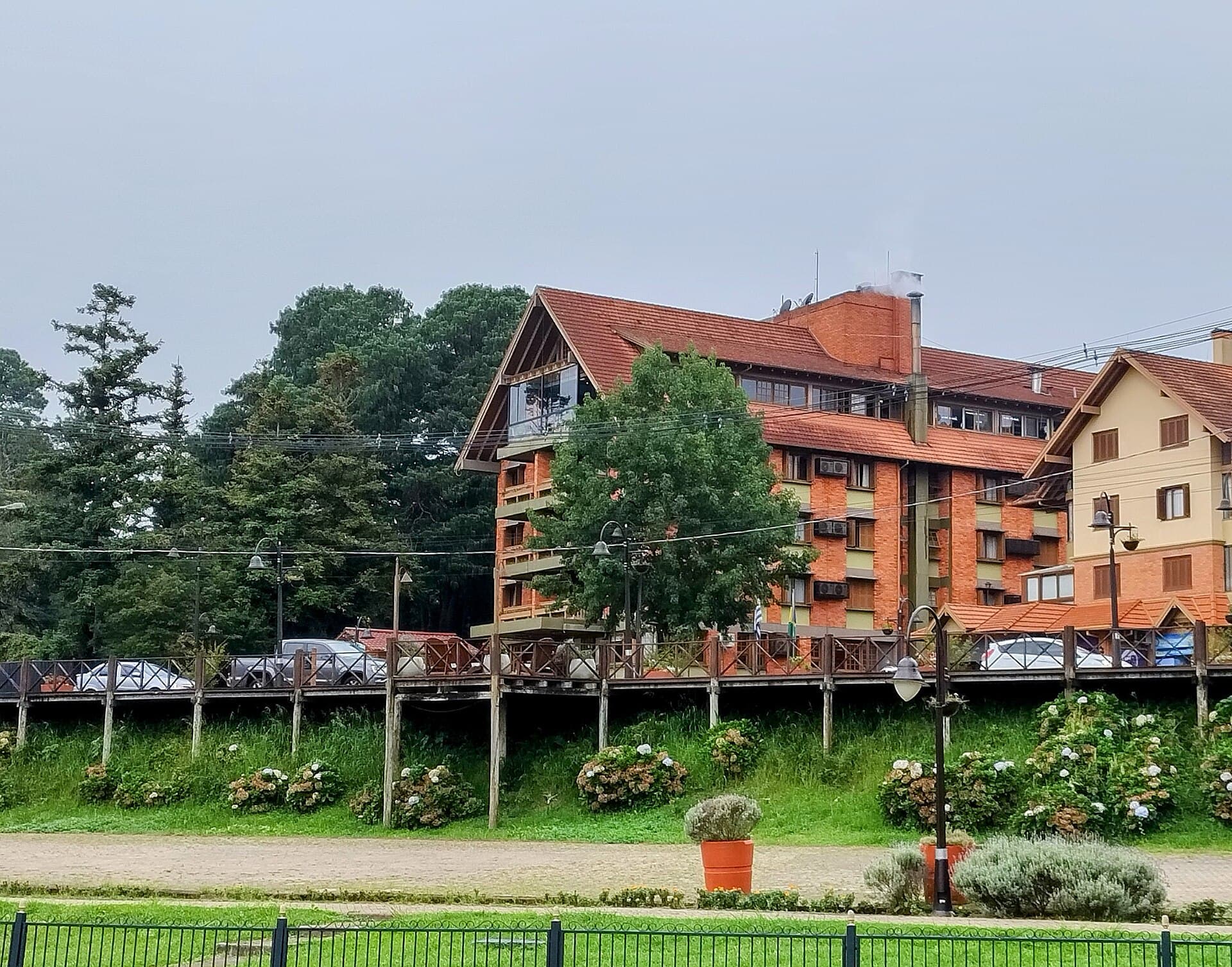 Hotel Laghetto Allegro Gramado (via Wikimedia Commons, CC BY-SA 4.0)