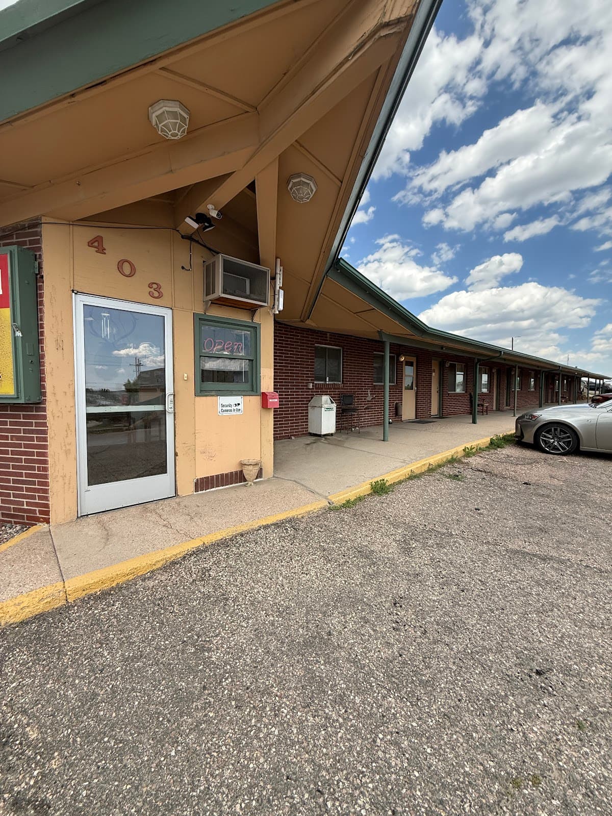 Round-Up Motel, Motel in Fox Farm-College