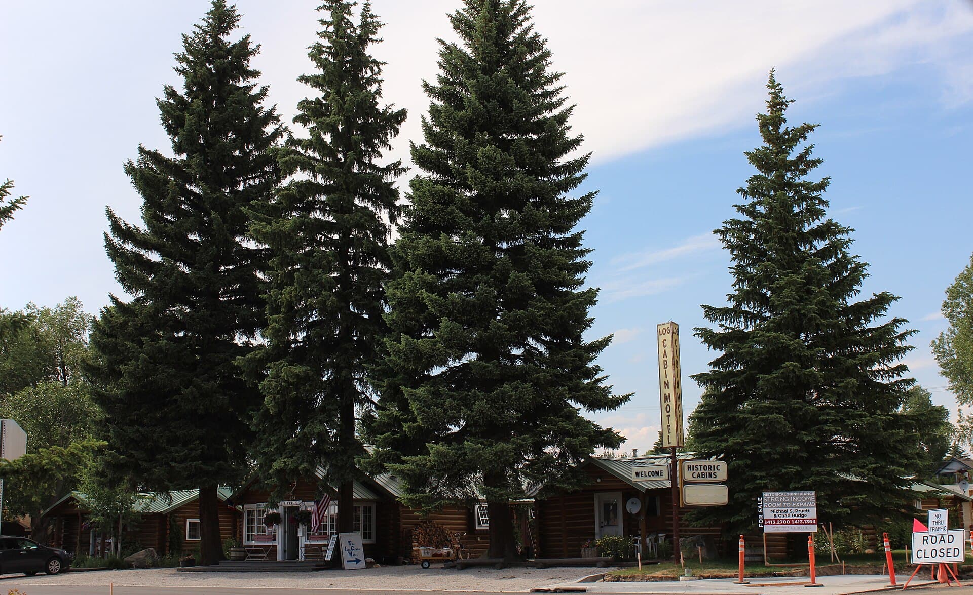 Log Cabin Motel (via Wikimedia Commons, CC BY-SA 3.0)