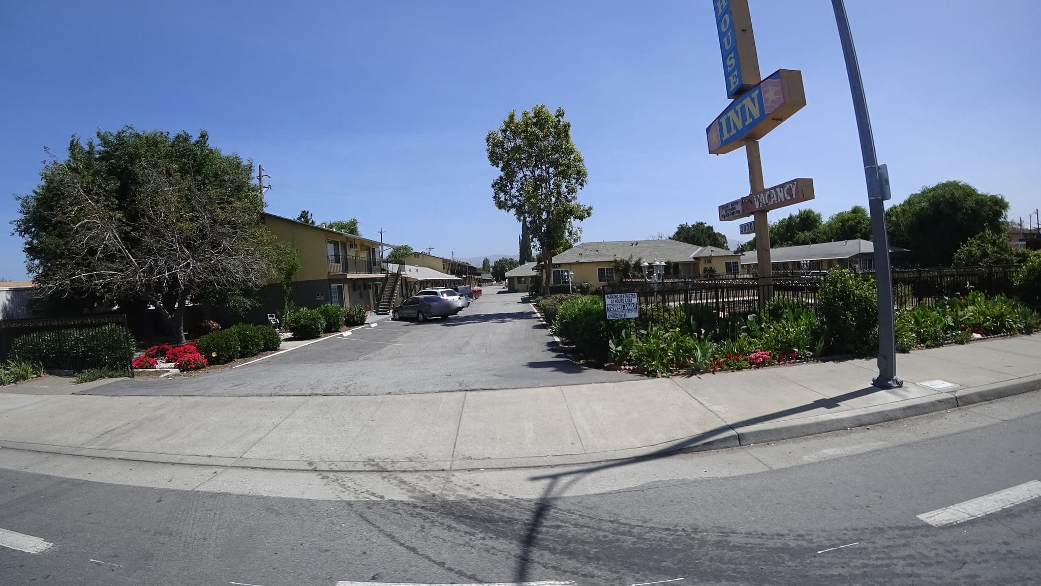 Street view near White House Inn, Seven Trees — © vta (CC BY-SA · Mapillary)