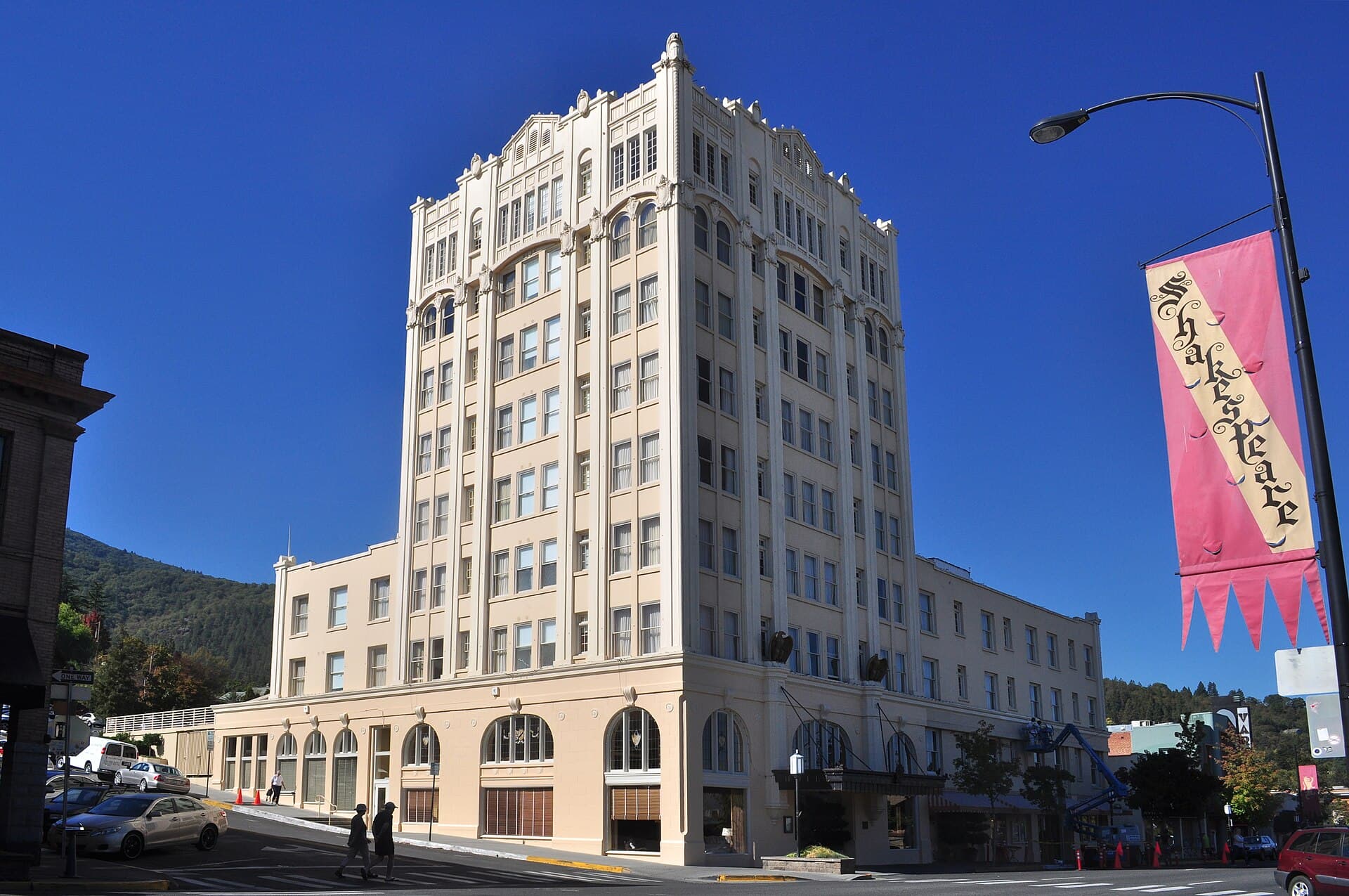 Ashland Springs Hotel (via Wikimedia Commons, CC BY-SA 4.0)