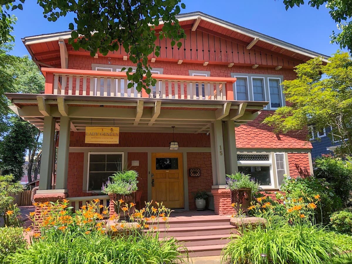 Lady Geneva Bed and Breakfast, Bed & Breakfast in Medford