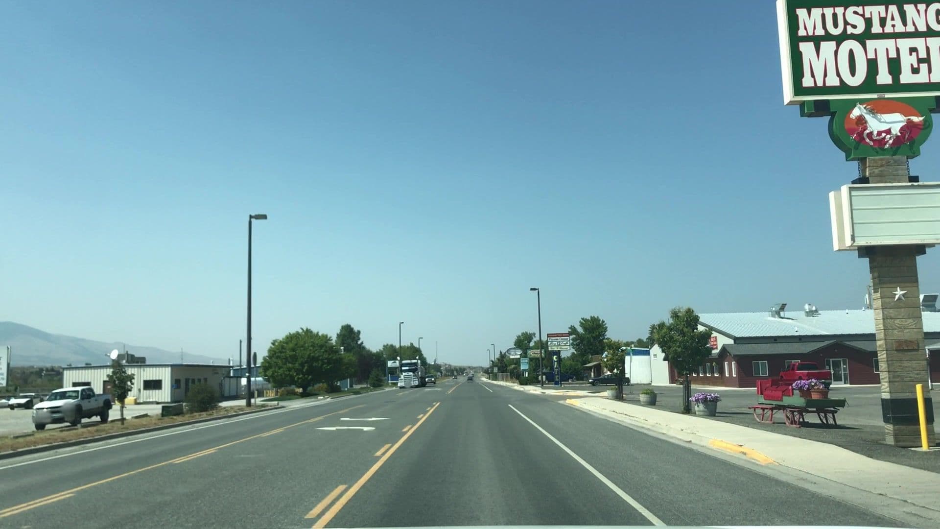 Street view near Mustang Motel, Clancy — © lvl5 (CC BY-SA · Mapillary)