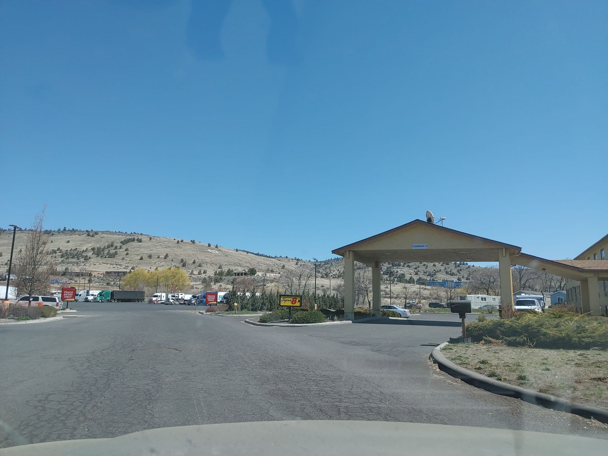 Street view near Super 8, Klamath Falls — © nmixter (CC BY-SA · Mapillary)