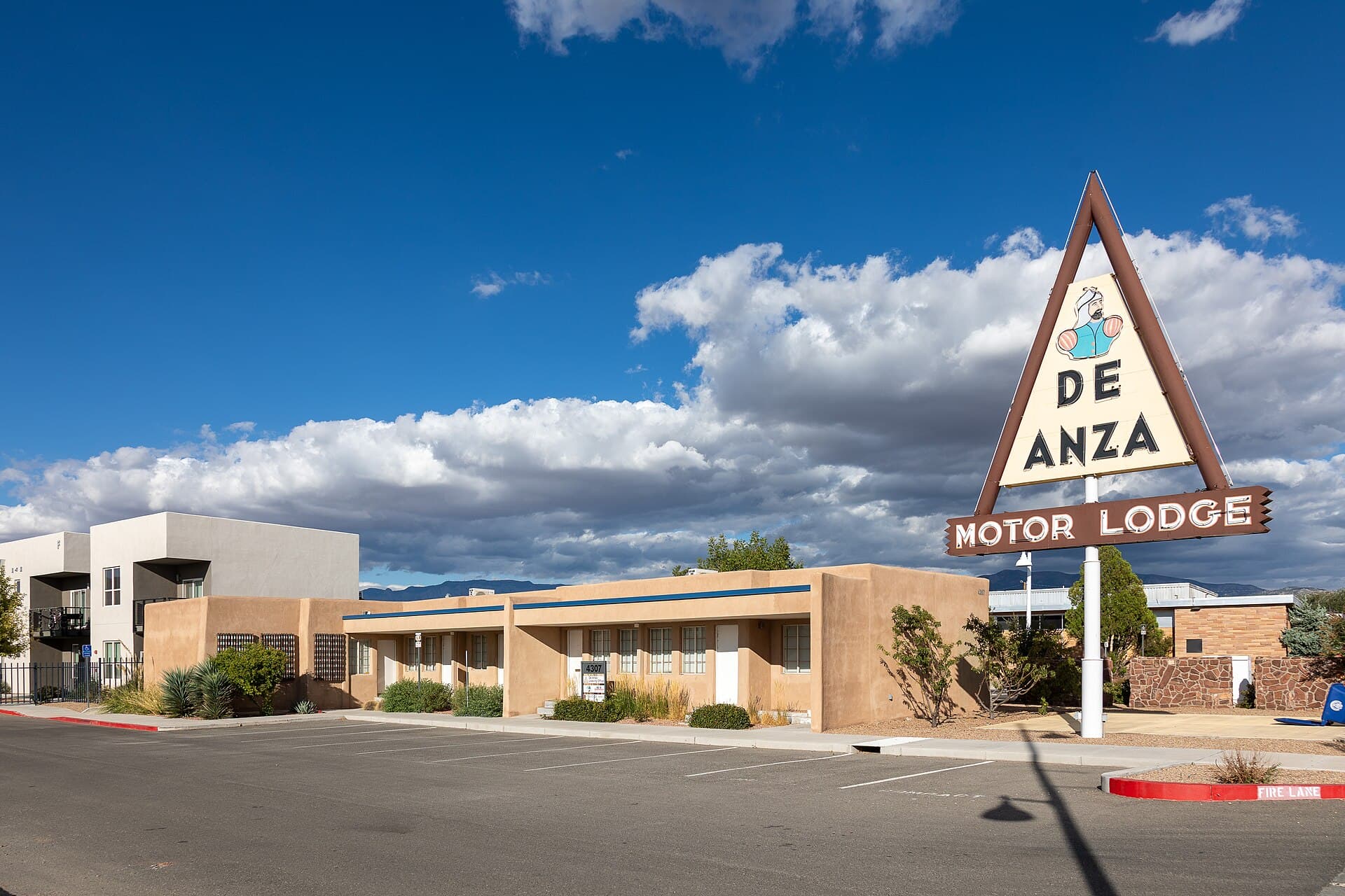 De Anza Motor Lodge (via Wikimedia Commons, CC BY 4.0)