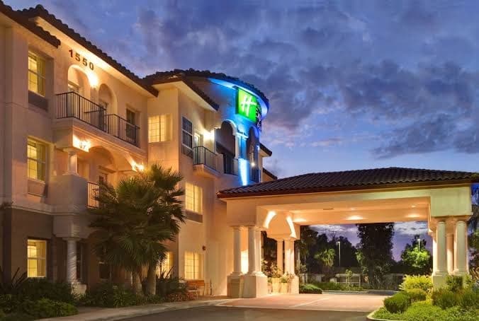 Holiday Inn Express & Suites Corona, Hotel in Corona