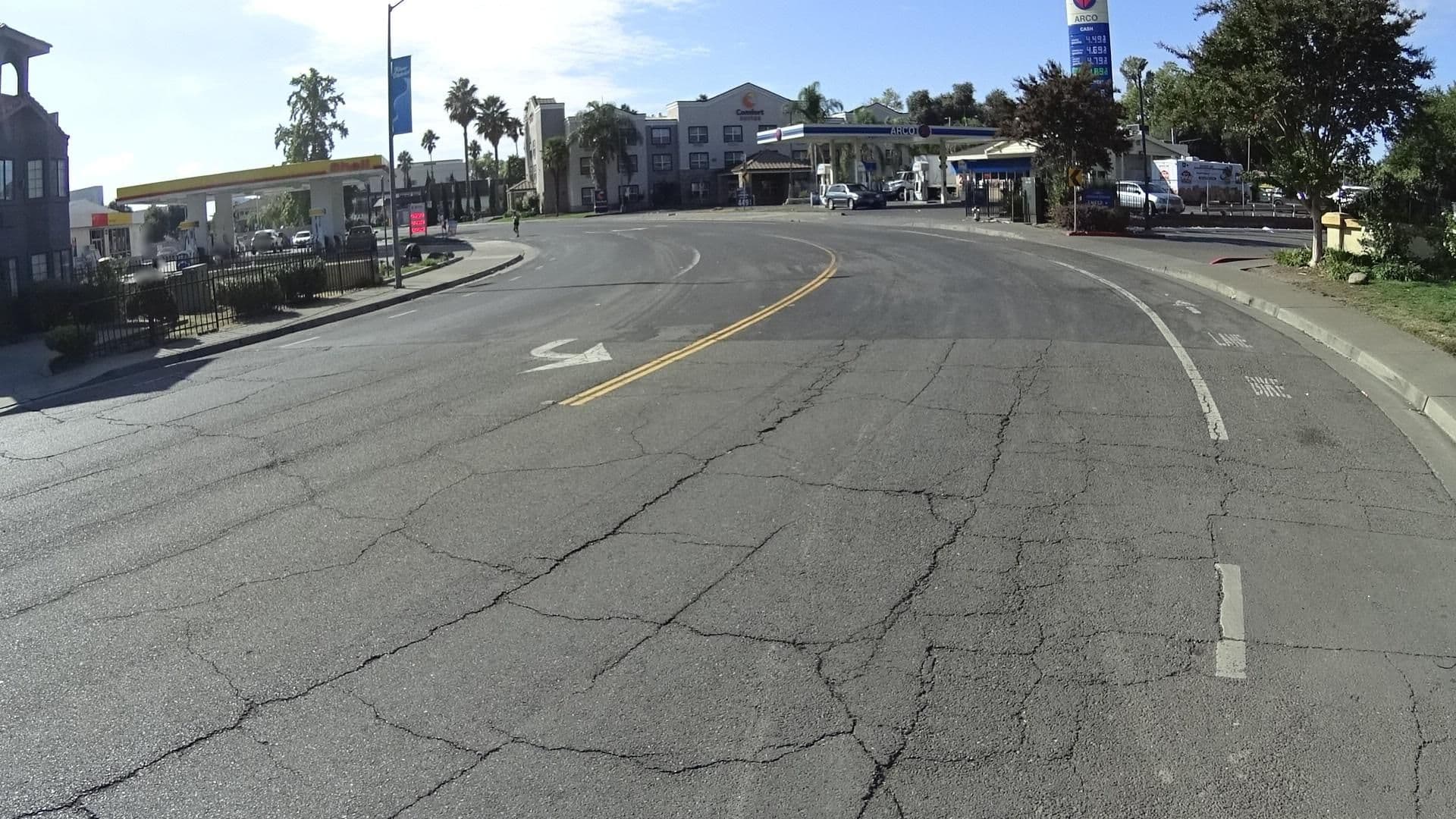 Street view near Crossroads Inn, Sacramento — © marker_geo (CC BY-SA · Mapillary)